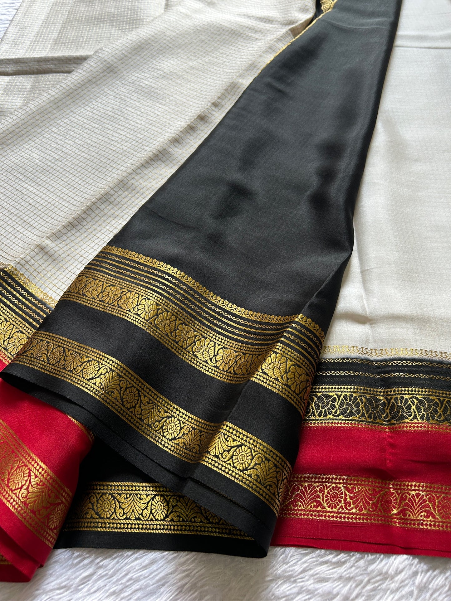 Gayatri (3D) : Off white-black-red