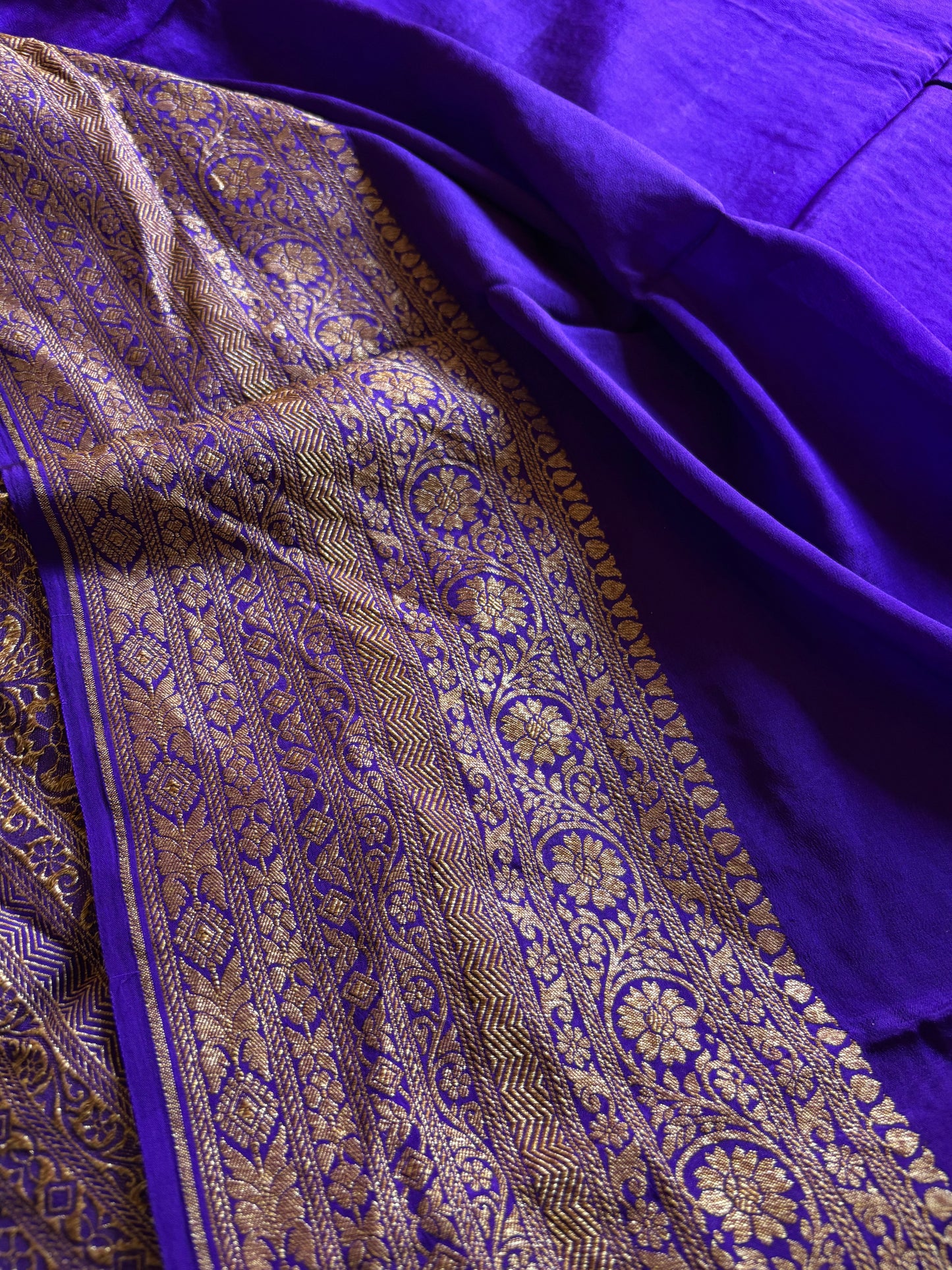 Nadhiya : Solid violet blue