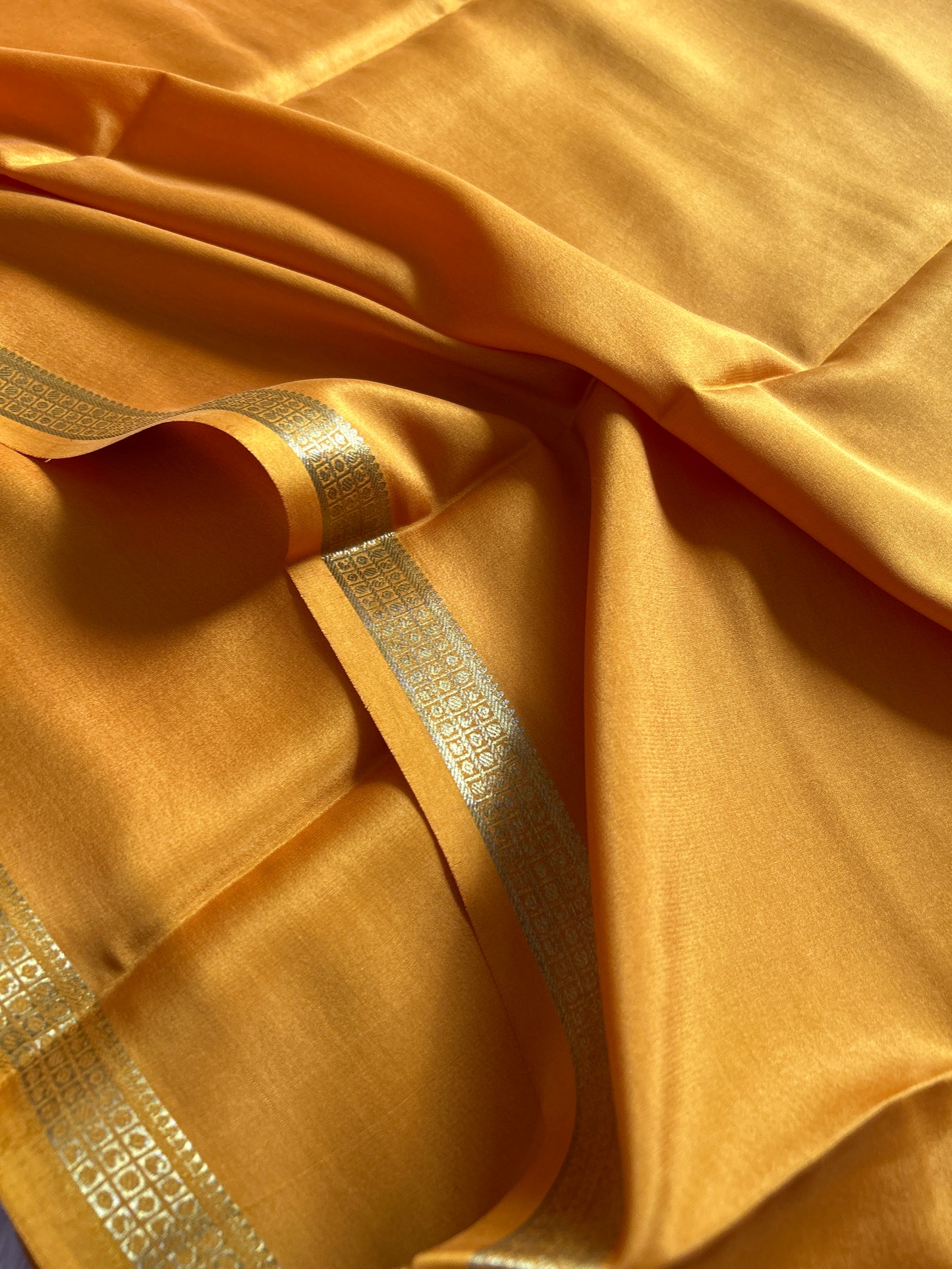 Nalme : solid golden yellow