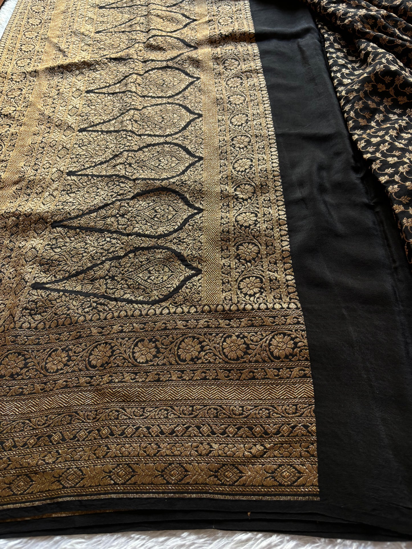 Nadhiya : Solid Black