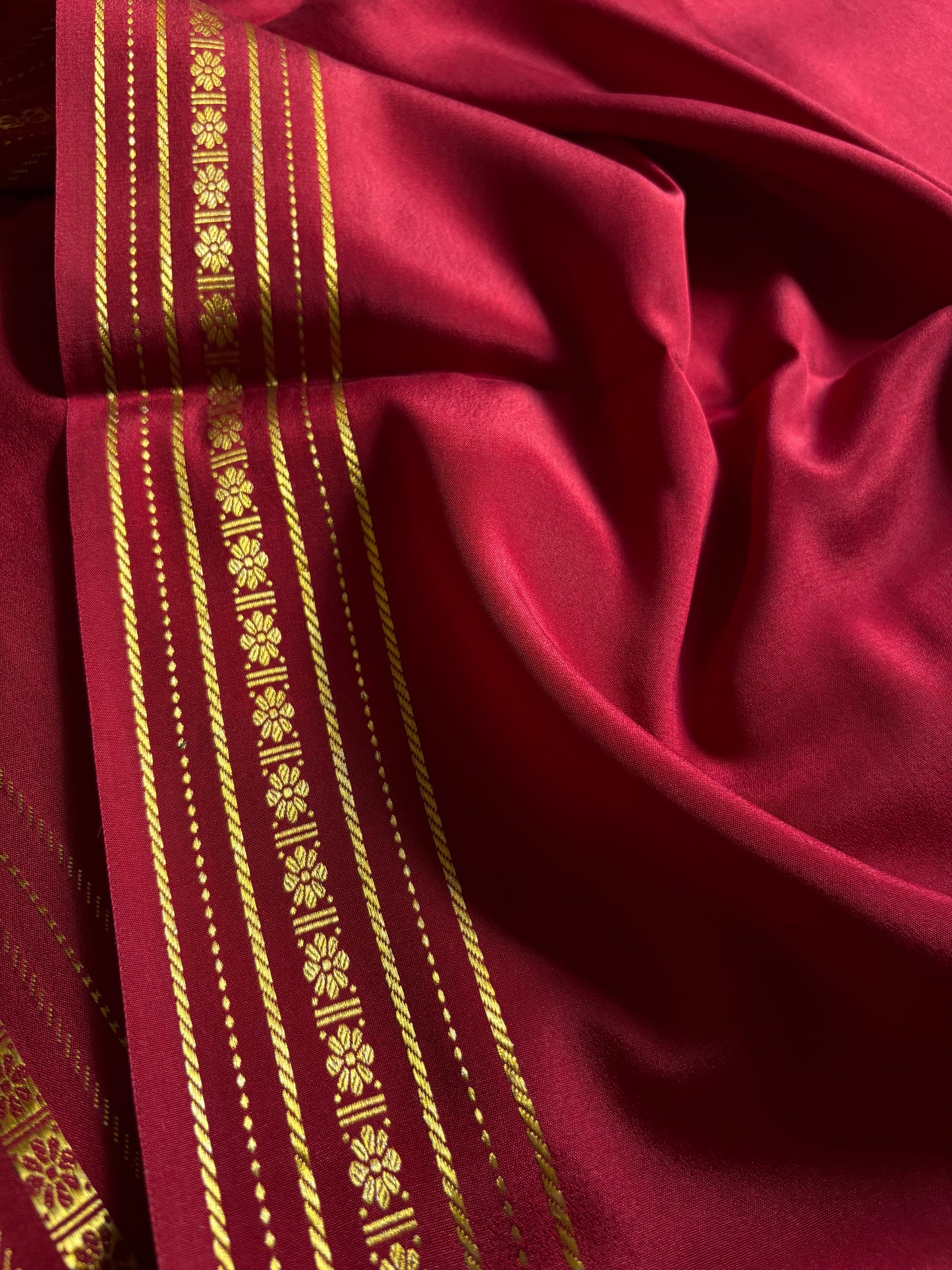 Mallige : Solid Maroon