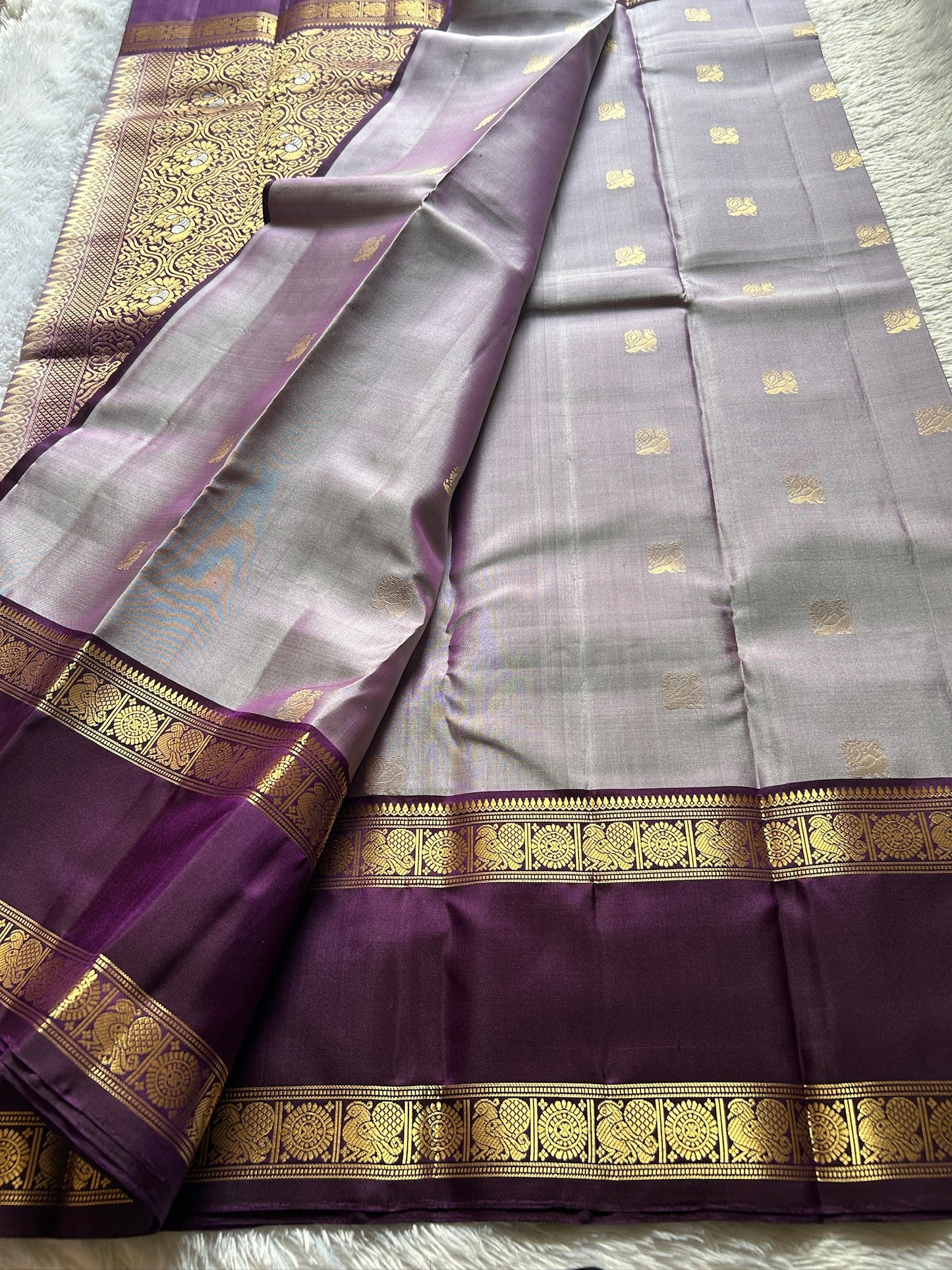 Lakshmi (2D) : light lavender - deep purple