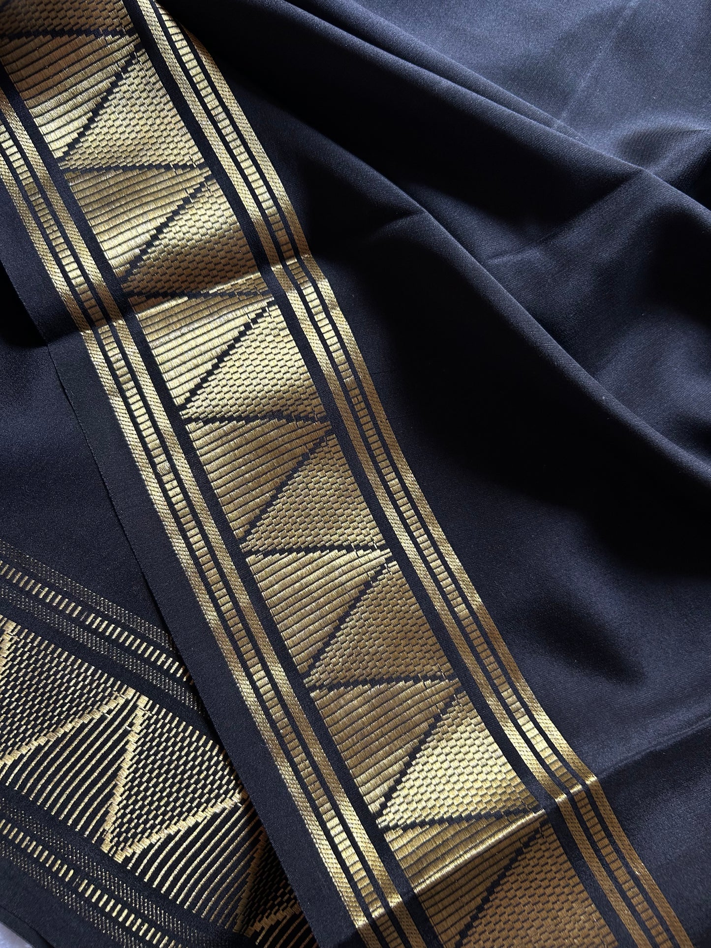 Dhwani (2D) : lavendar-black