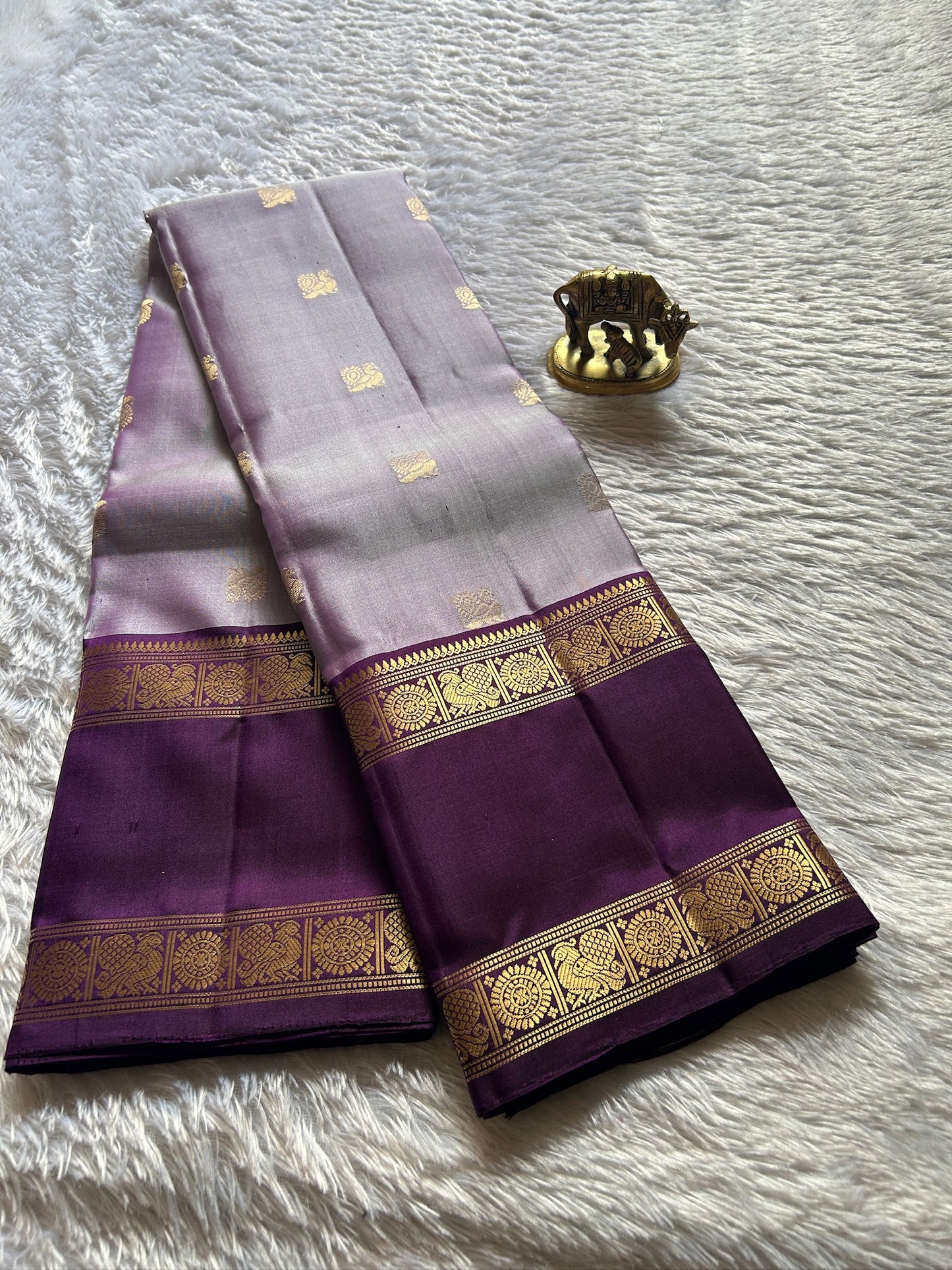 Lakshmi (2D) : light lavender - deep purple