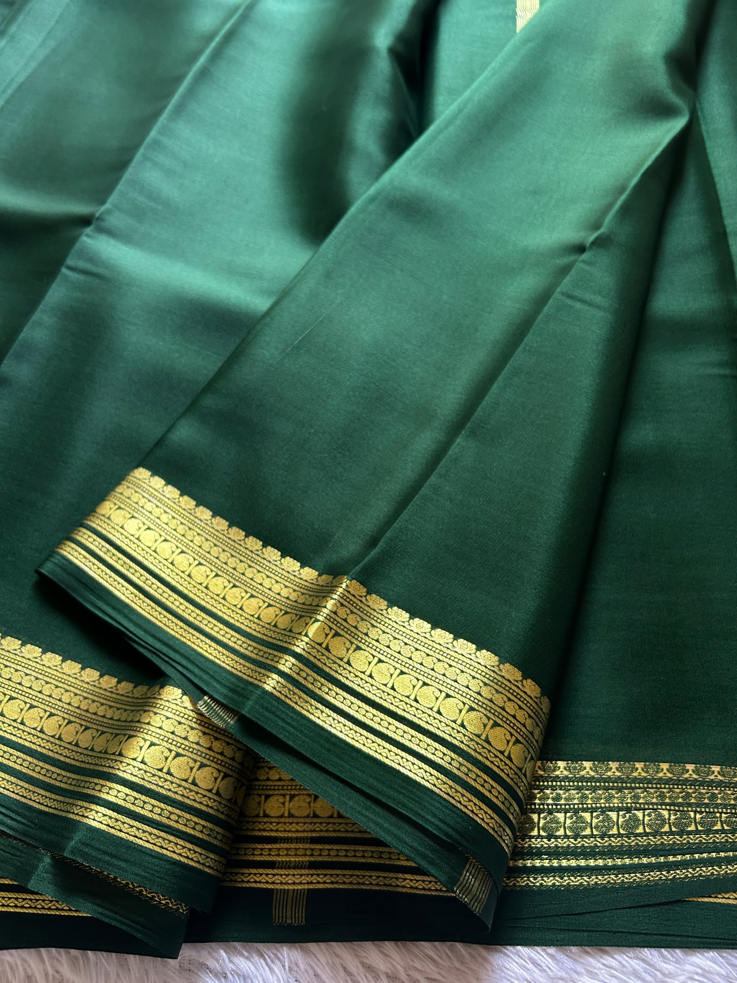 Swara : Solid Bottle green