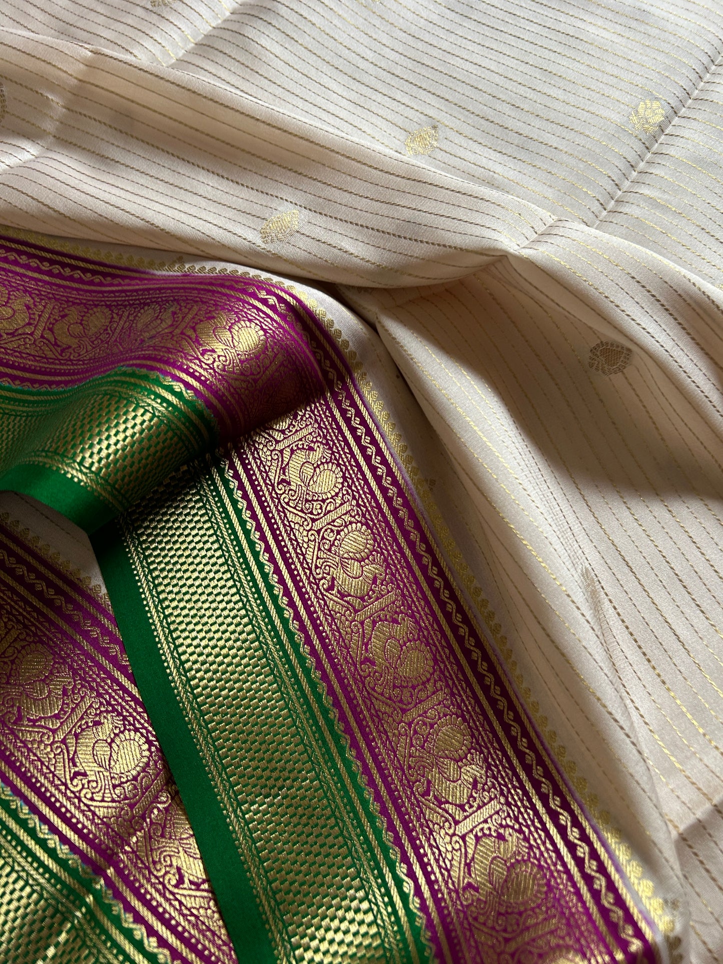 Amulya (3D) : Off white-Magenta-Green