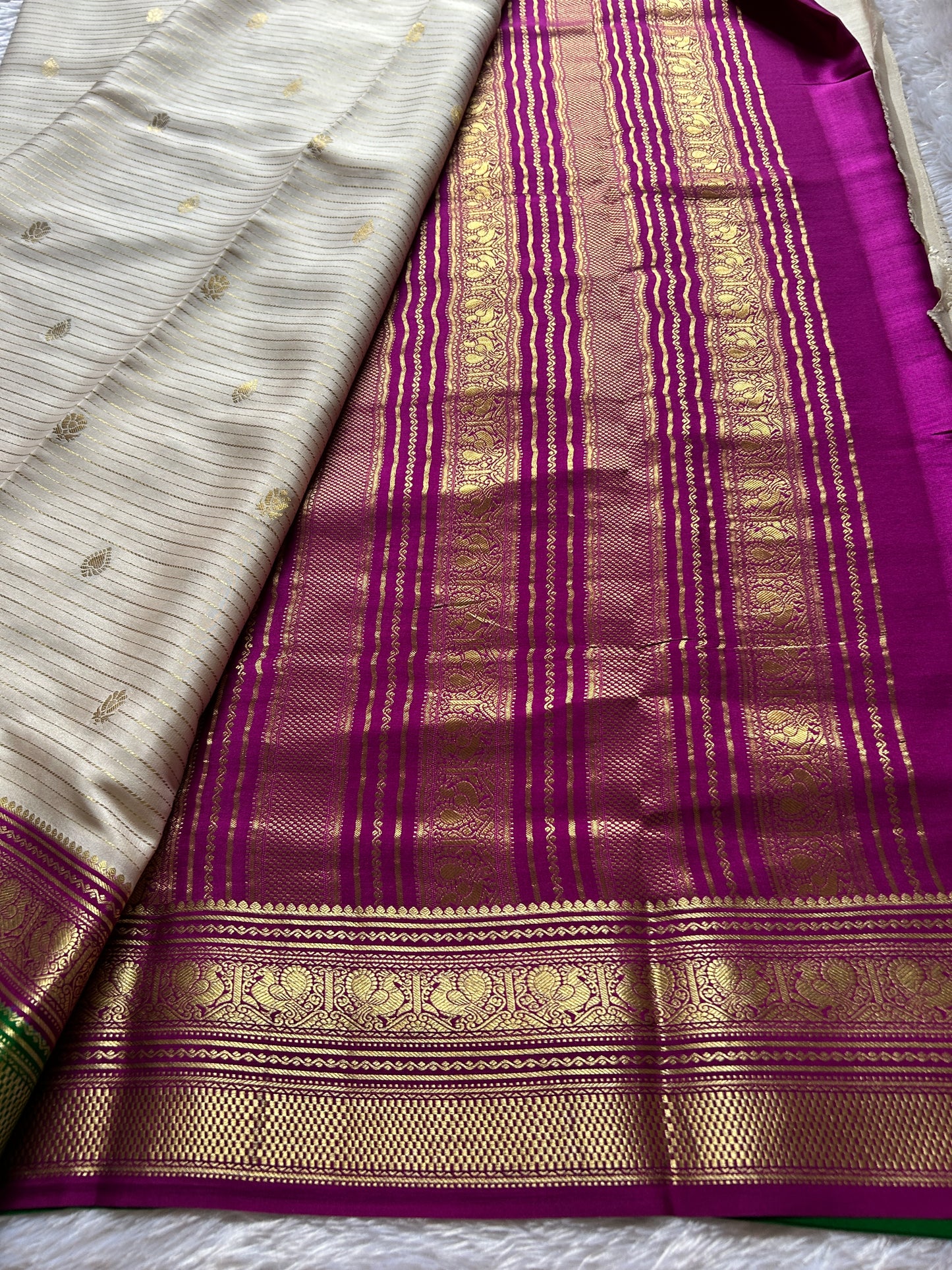 Amulya (3D) : Off white-Magenta-Green