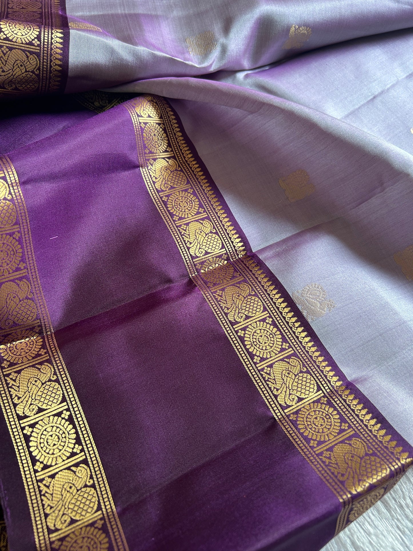 Lakshmi (2D) : light lavender - deep purple