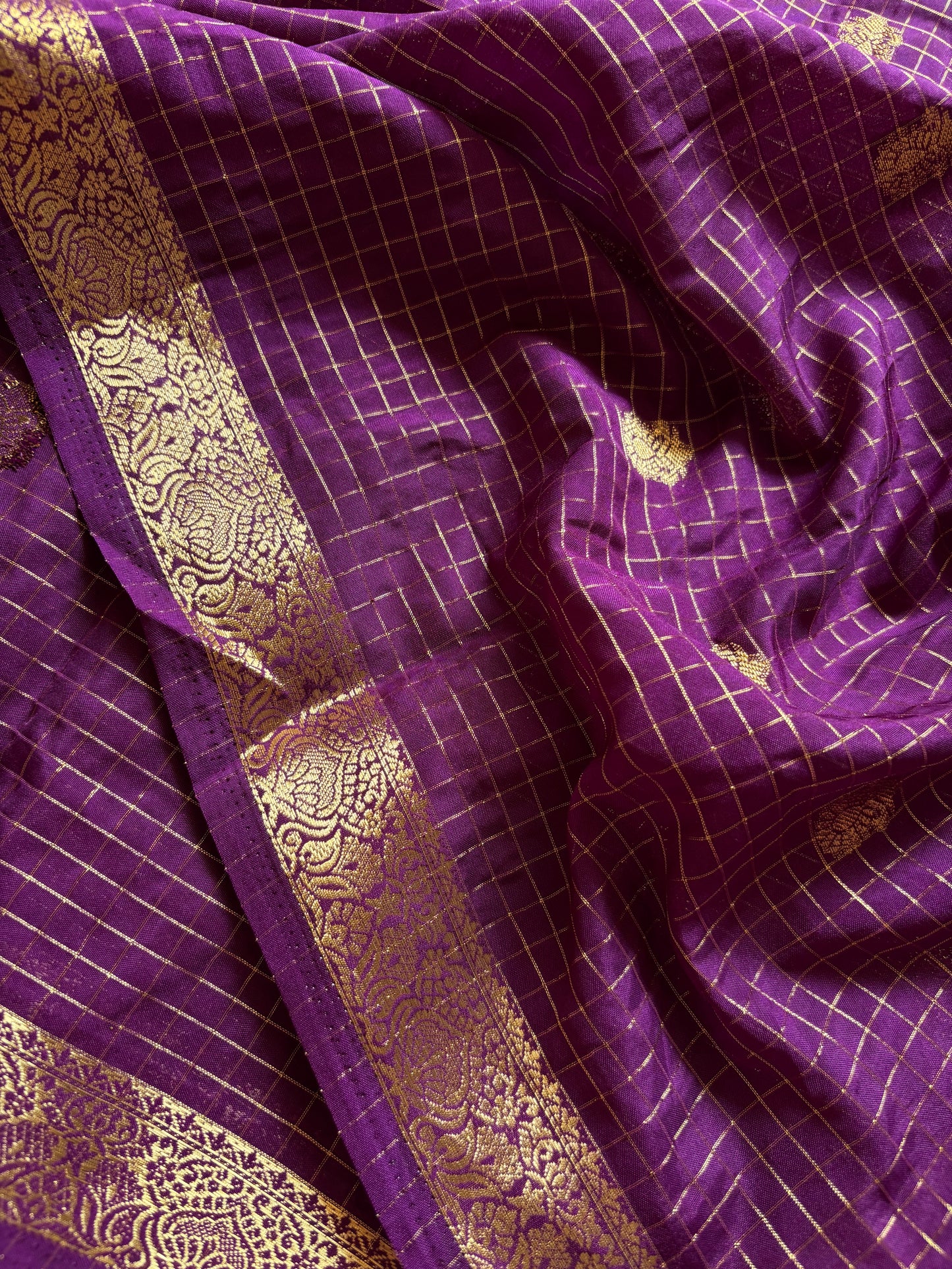 SS103 : Solid dark magenta