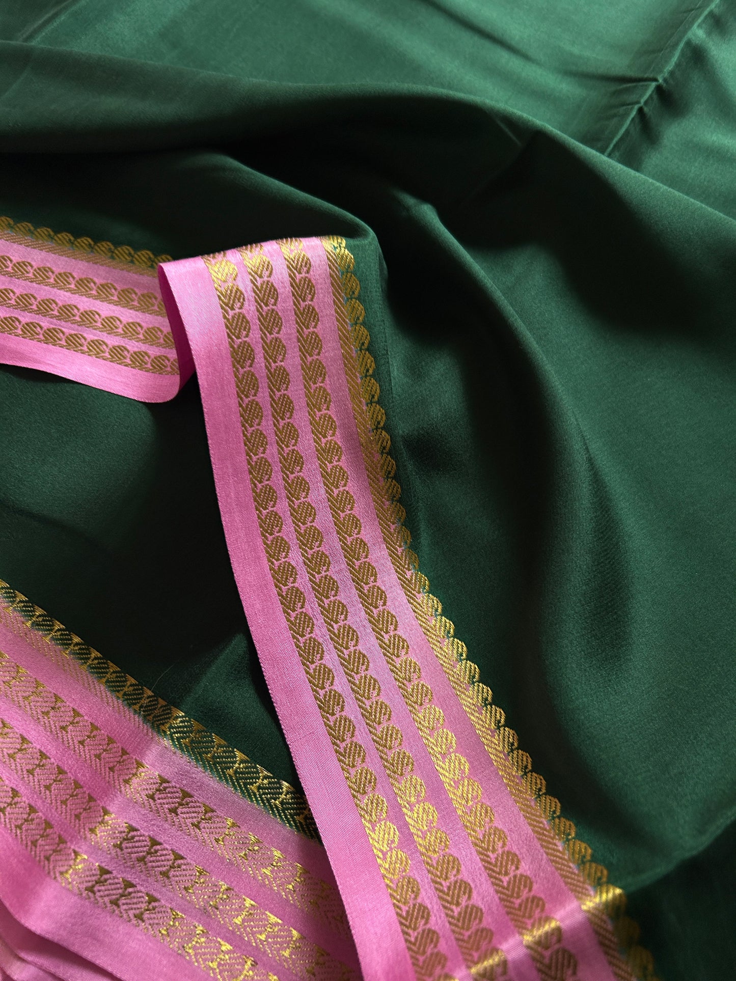Aragini (2D) : Dark green- Baby Pink