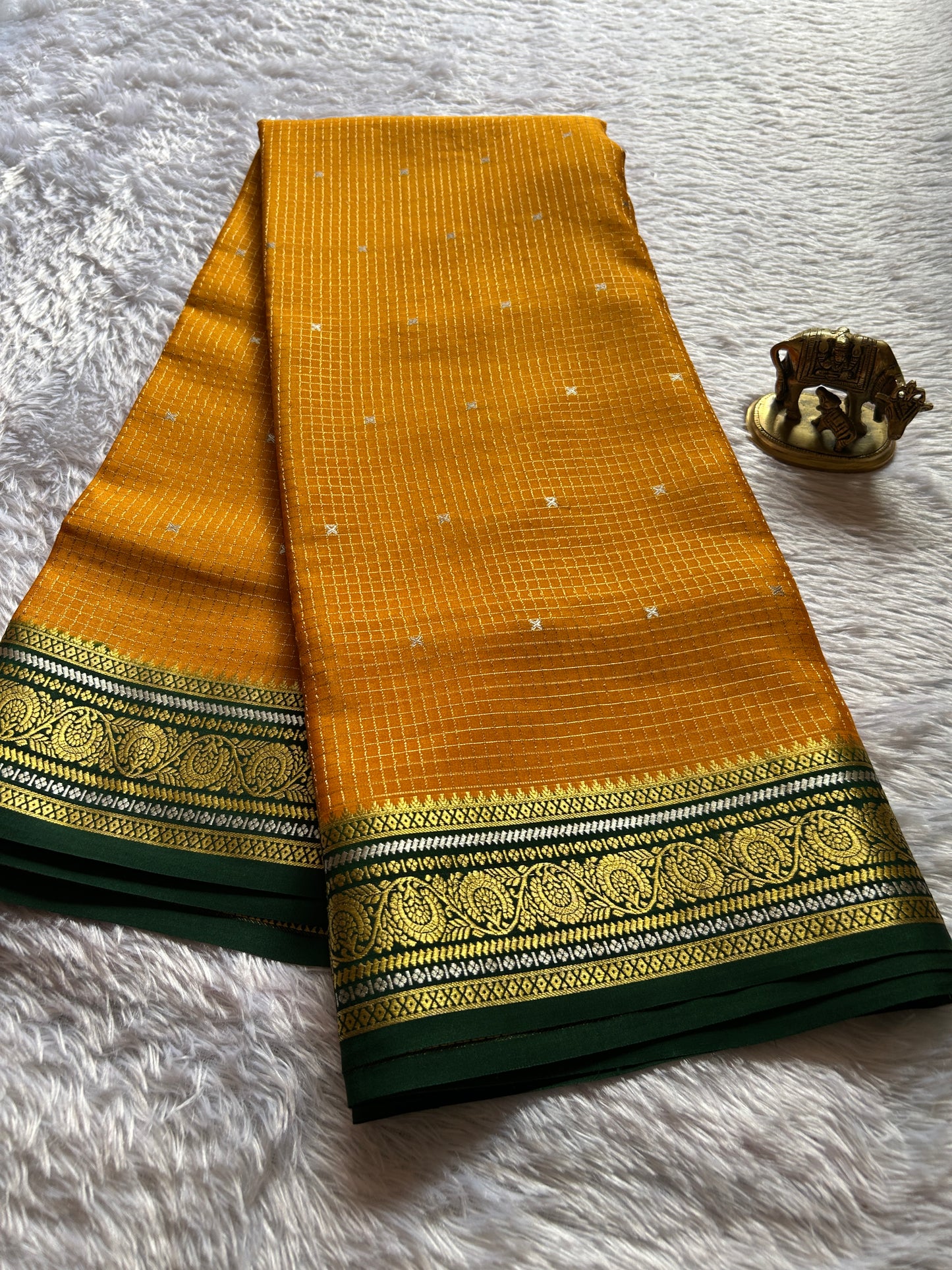 Haasini (2D) : Golden yellow-Green