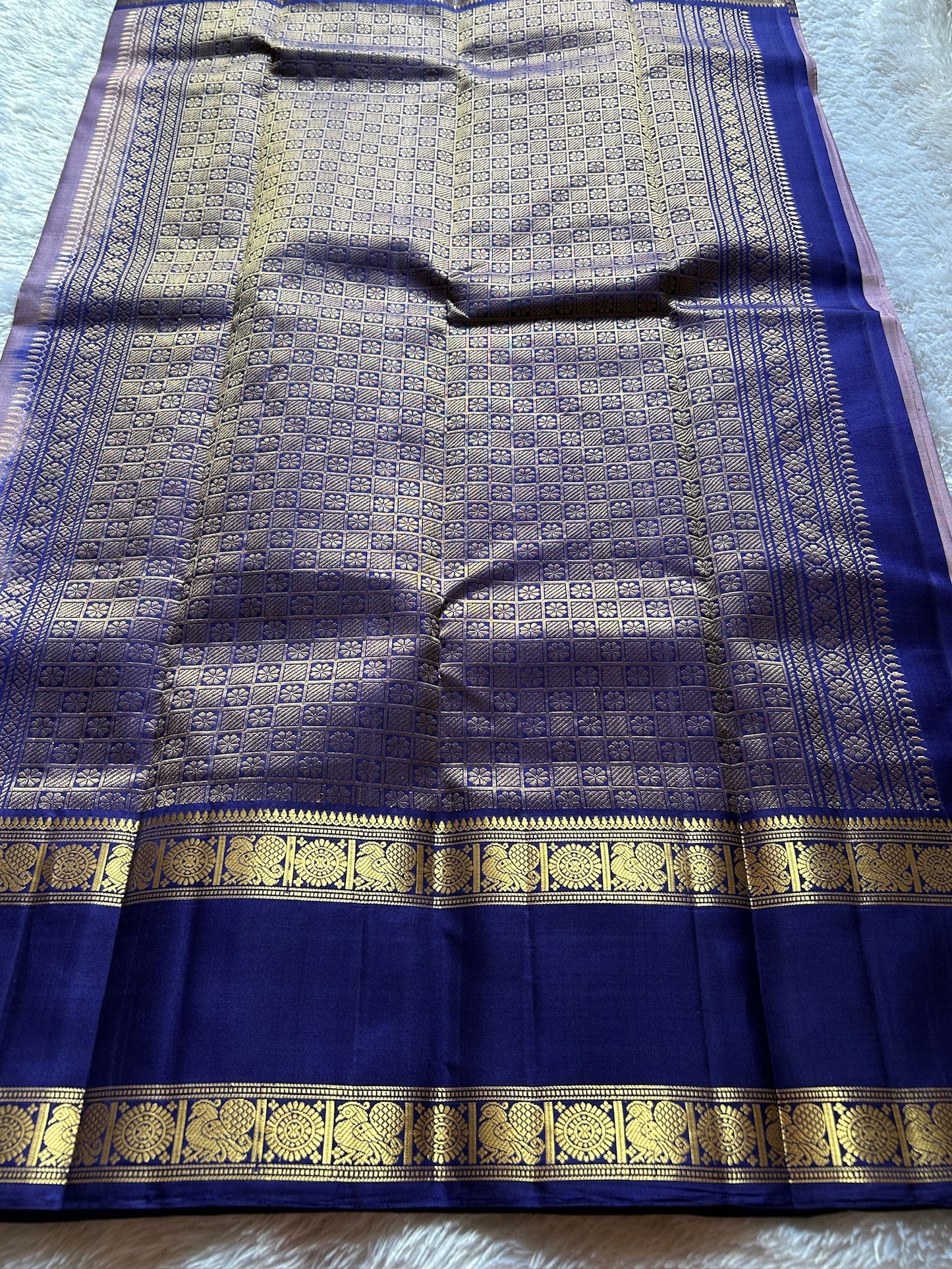 Lakshmi (2D) : Light Onion pink - Dark Blue
