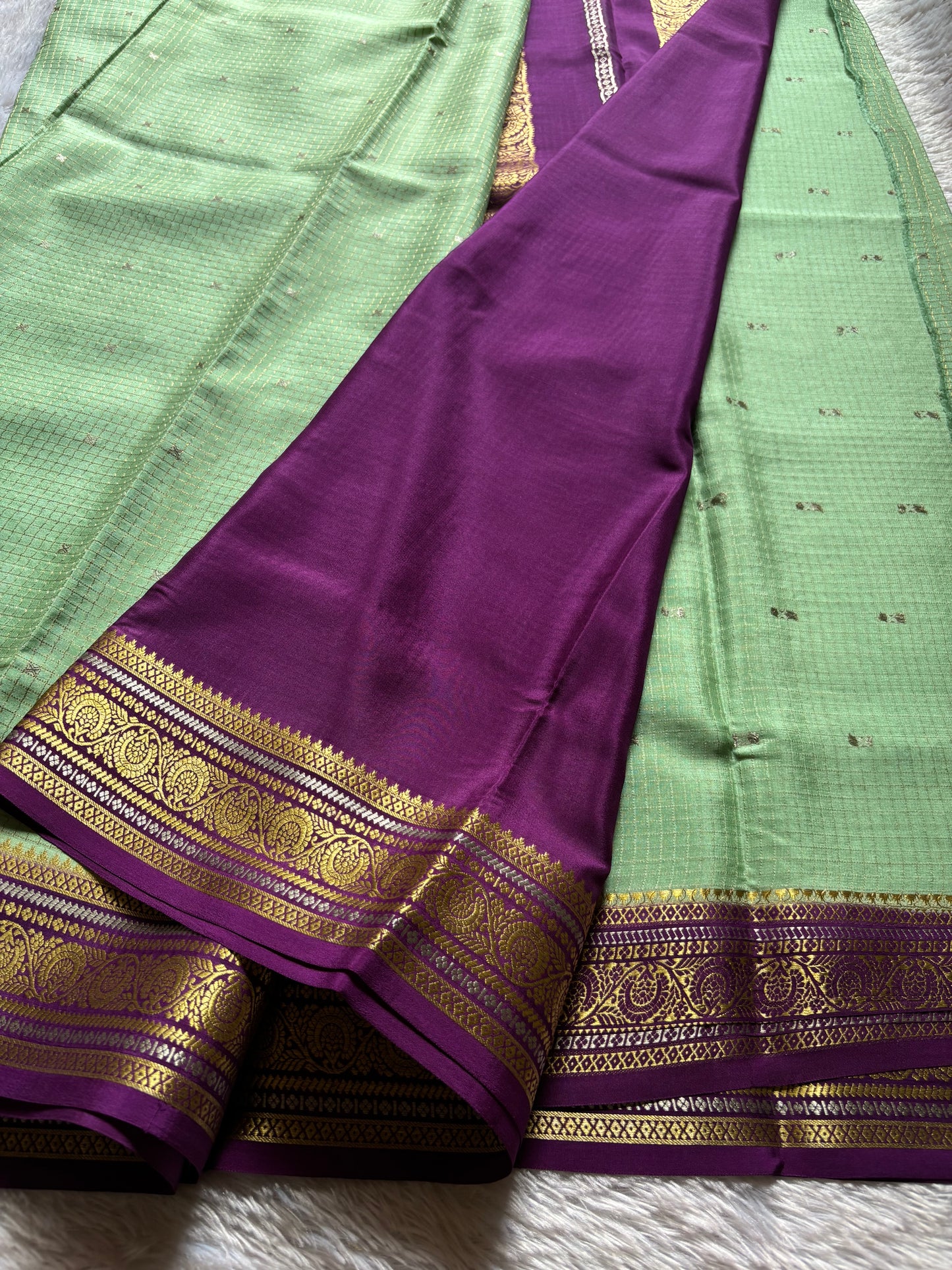 Haasini (2D) : Pista green-dark magenta