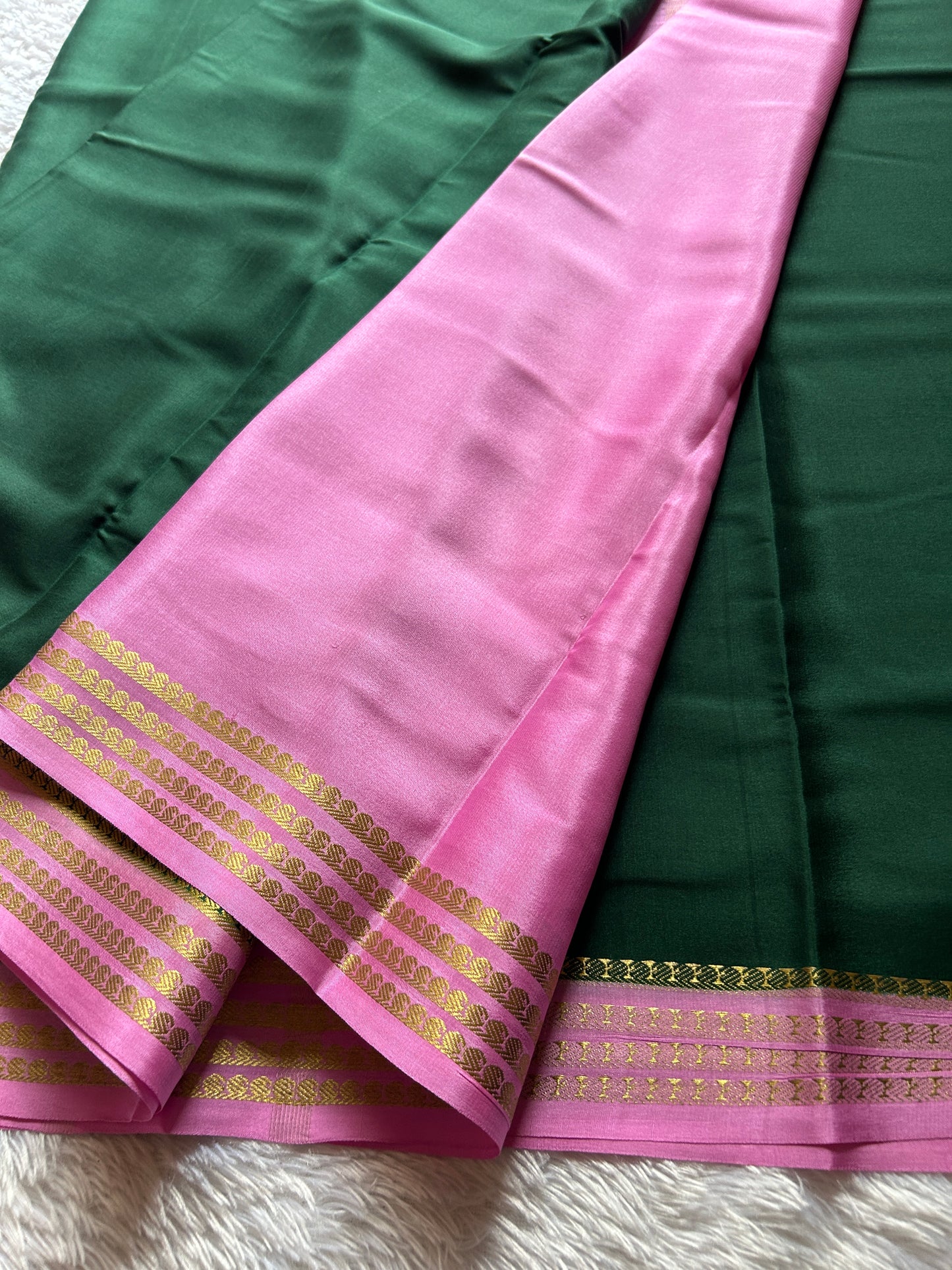 Aragini (2D) : Dark green- Baby Pink