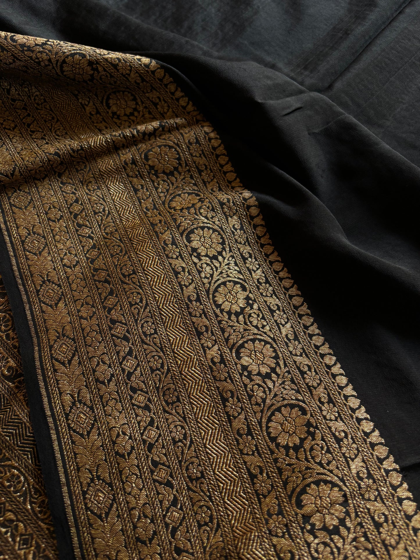 Nadhiya : Solid Black