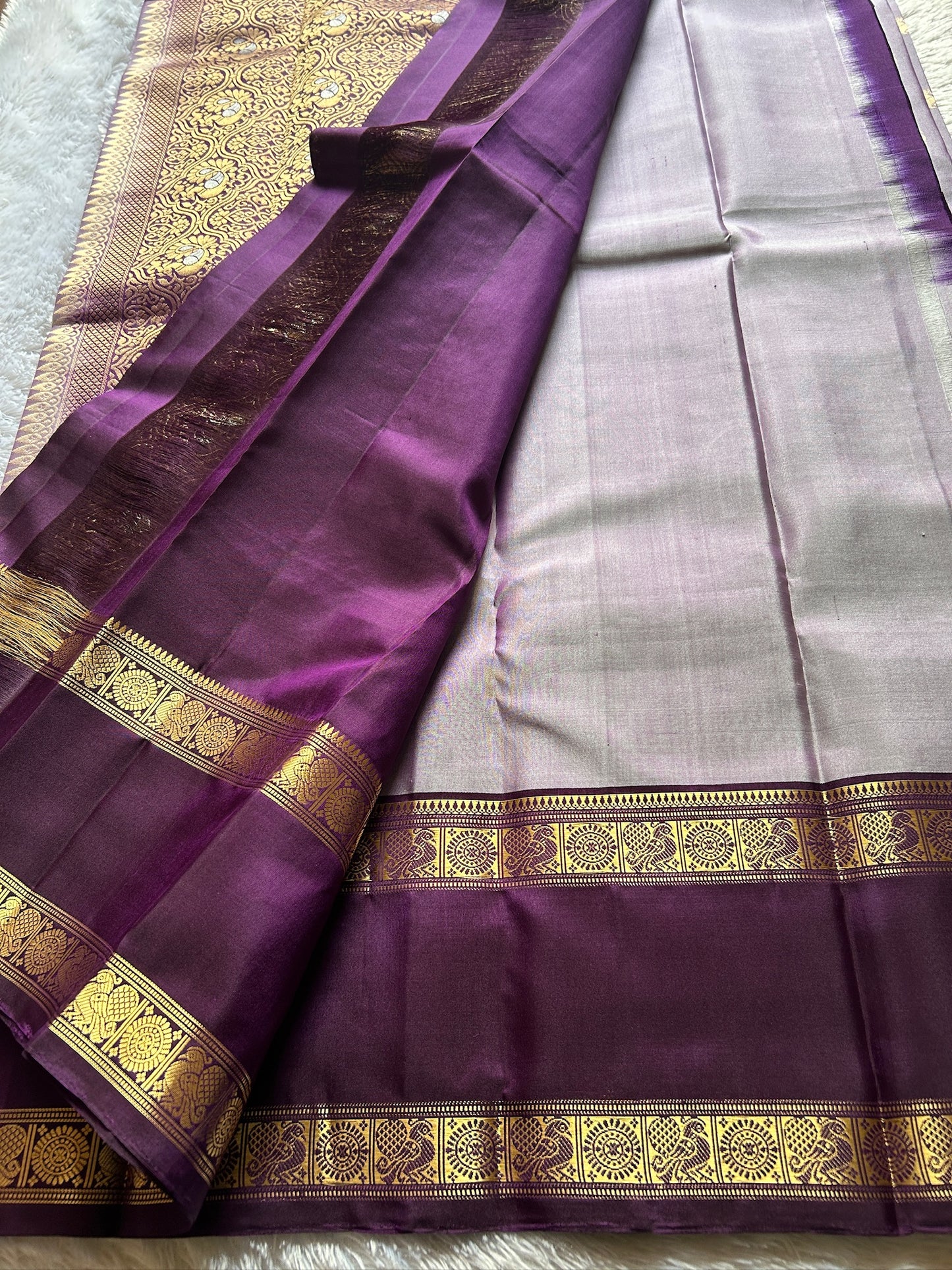 Lakshmi (2D) : light lavender - deep purple