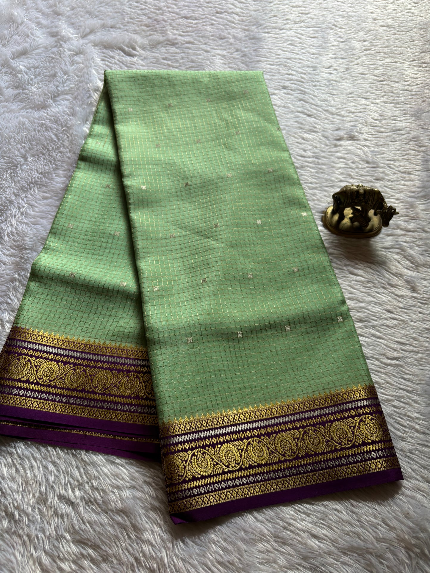 Haasini (2D) : Pista green-dark magenta
