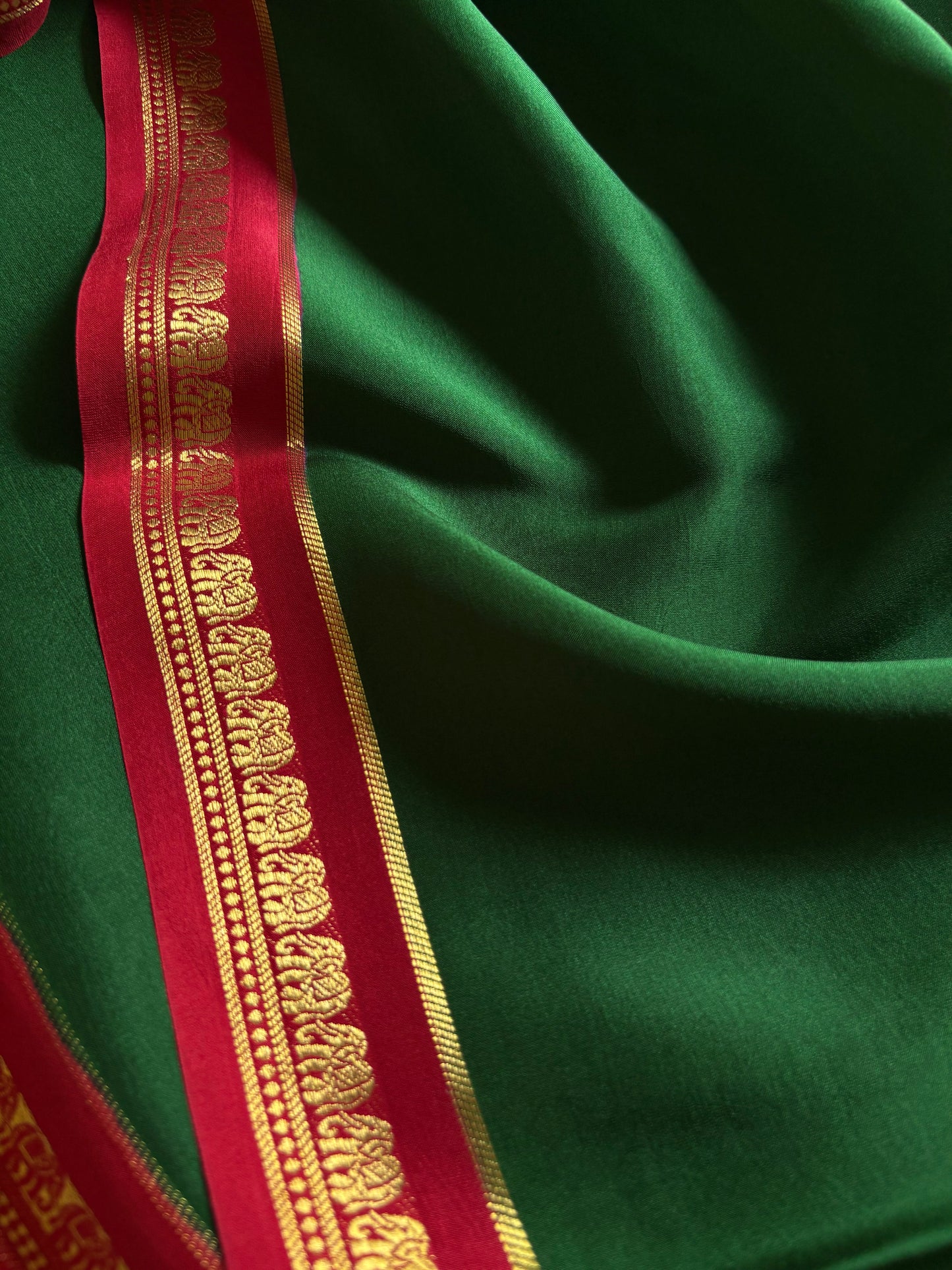 Gowri (2D) : Bottle green-red