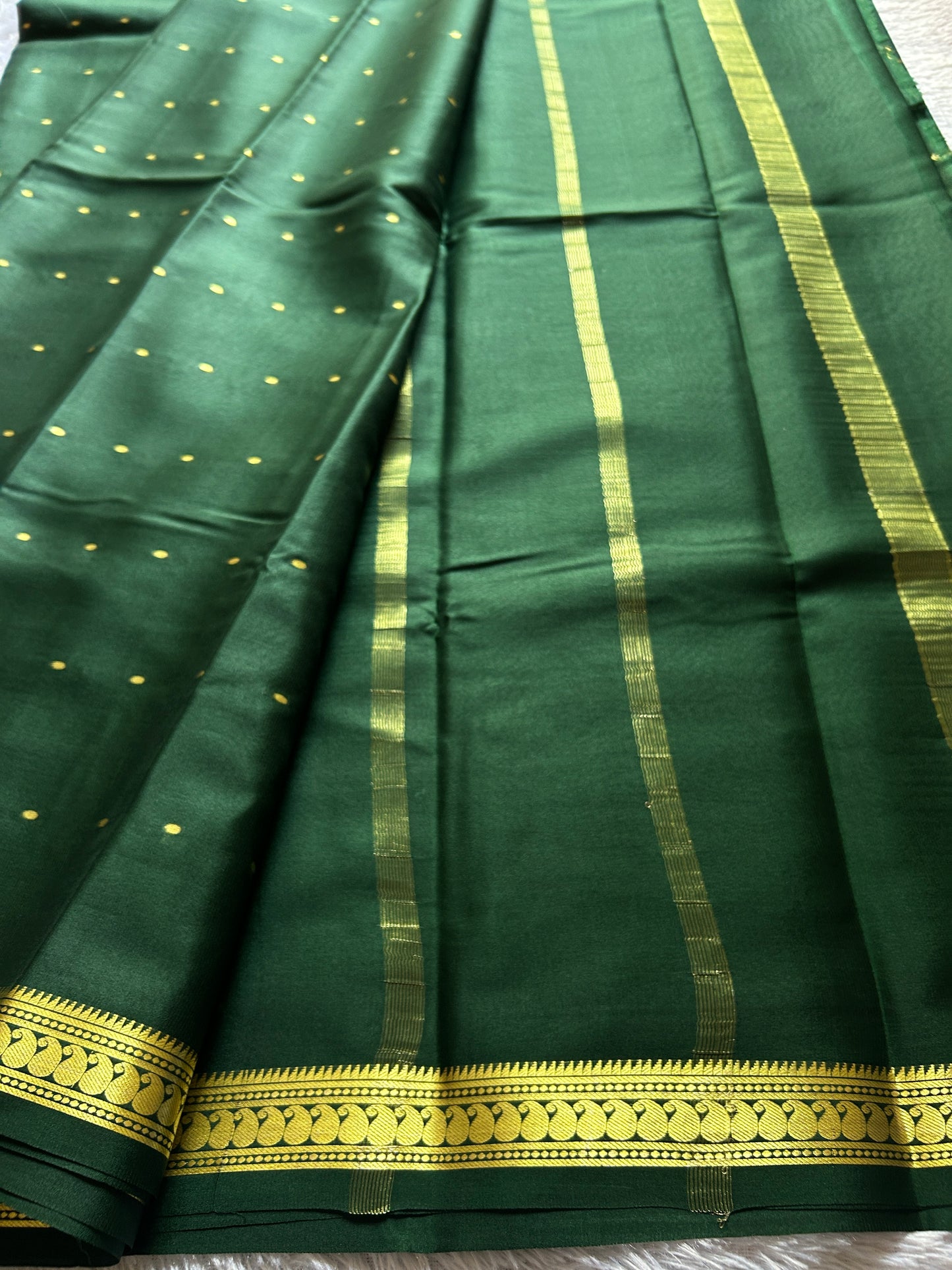Keerthi : Solid Bottle green