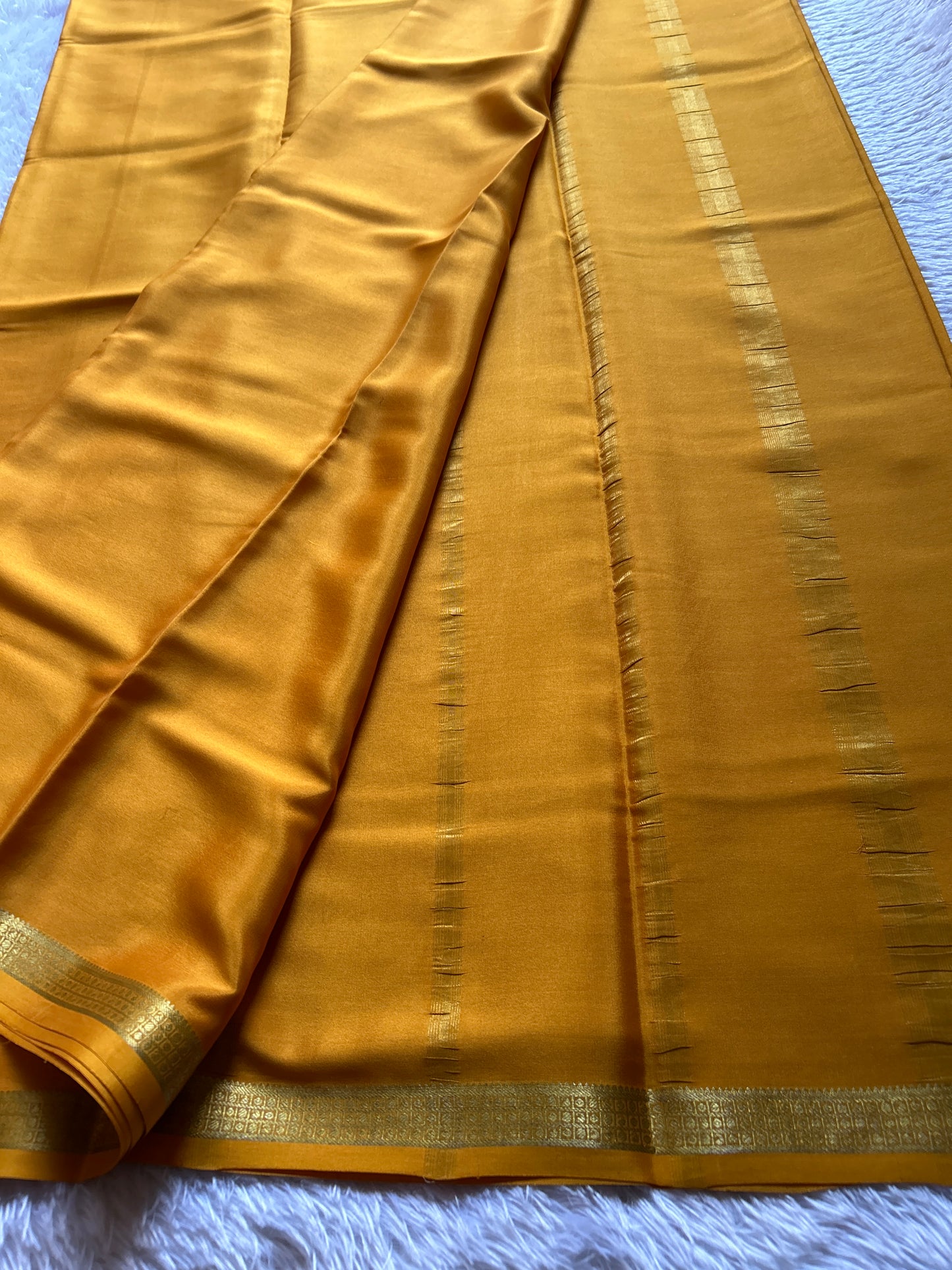 Nalme : solid golden yellow