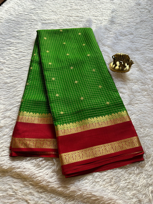 Nandini (2D) : Parrot green-red