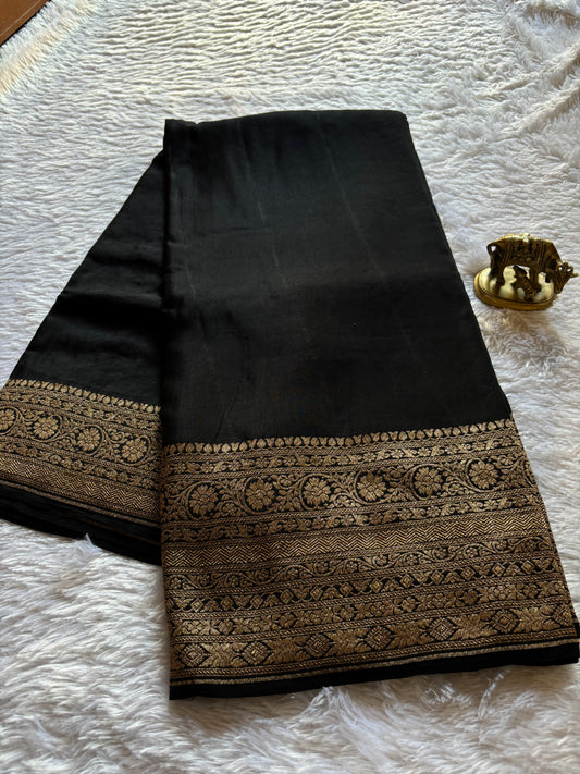 Nadhiya : Solid Black