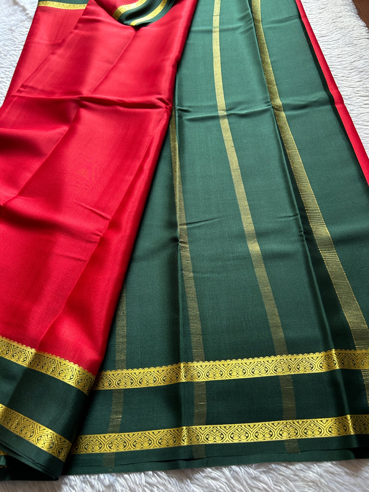 Vinaya (2D) : Red-bottle green