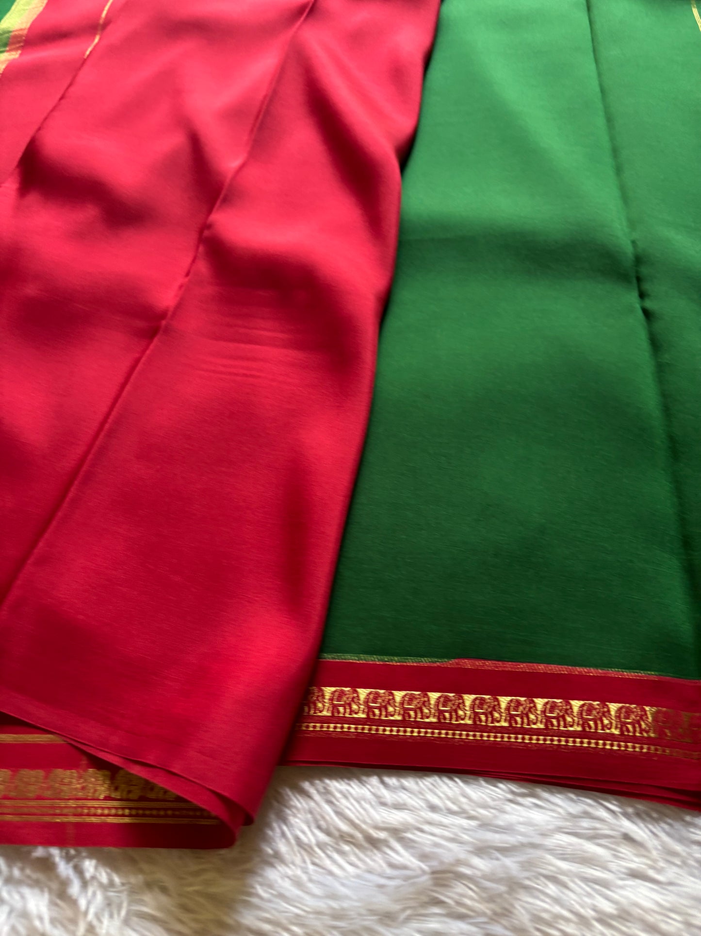 Gowri (2D) : Bottle green-red