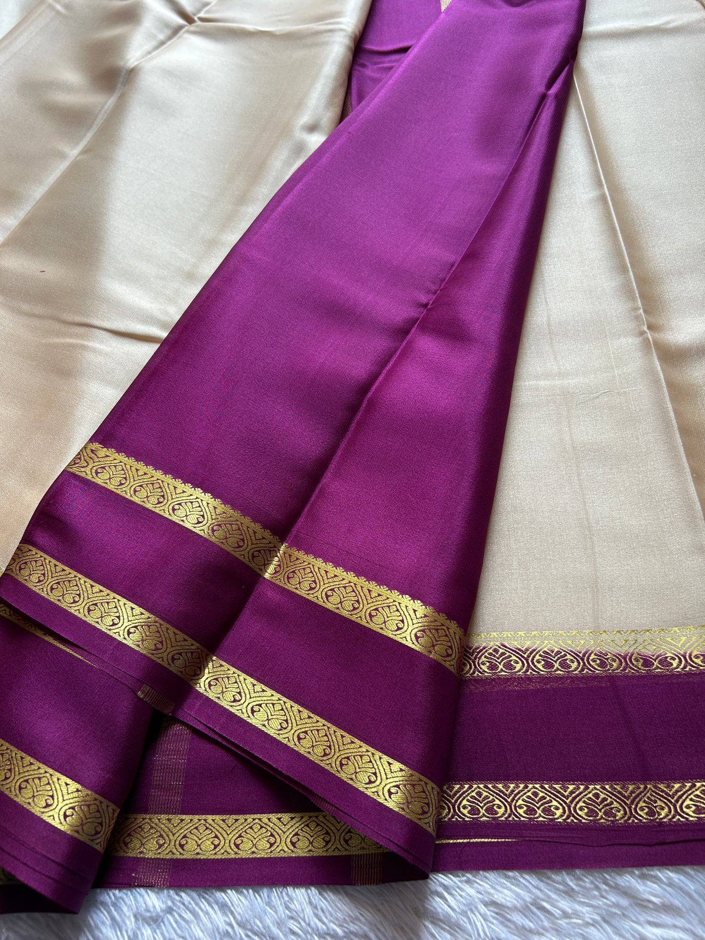 Vinaya (2D) : Off white-magenta