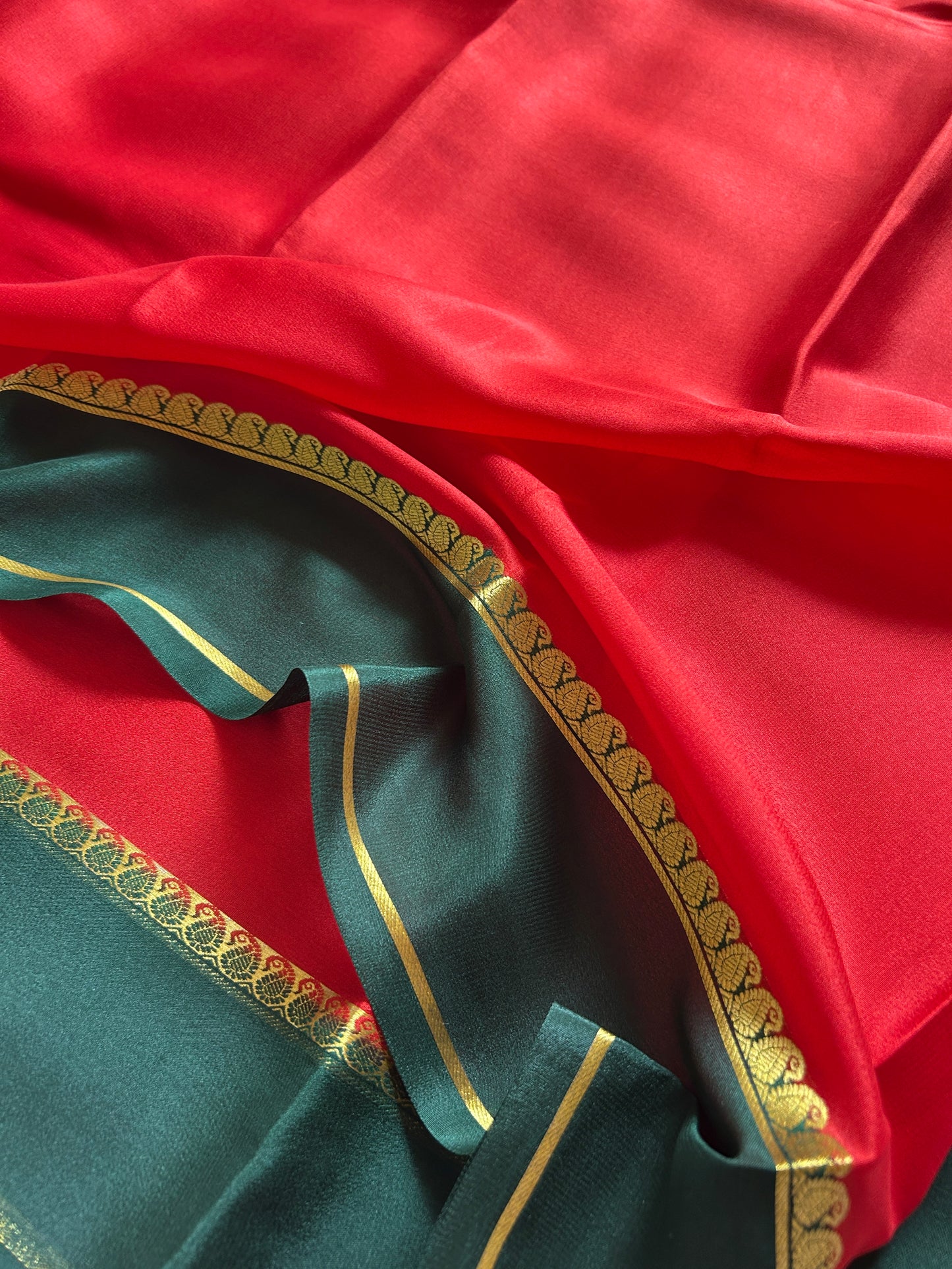 Mala (2D) : red-dark green