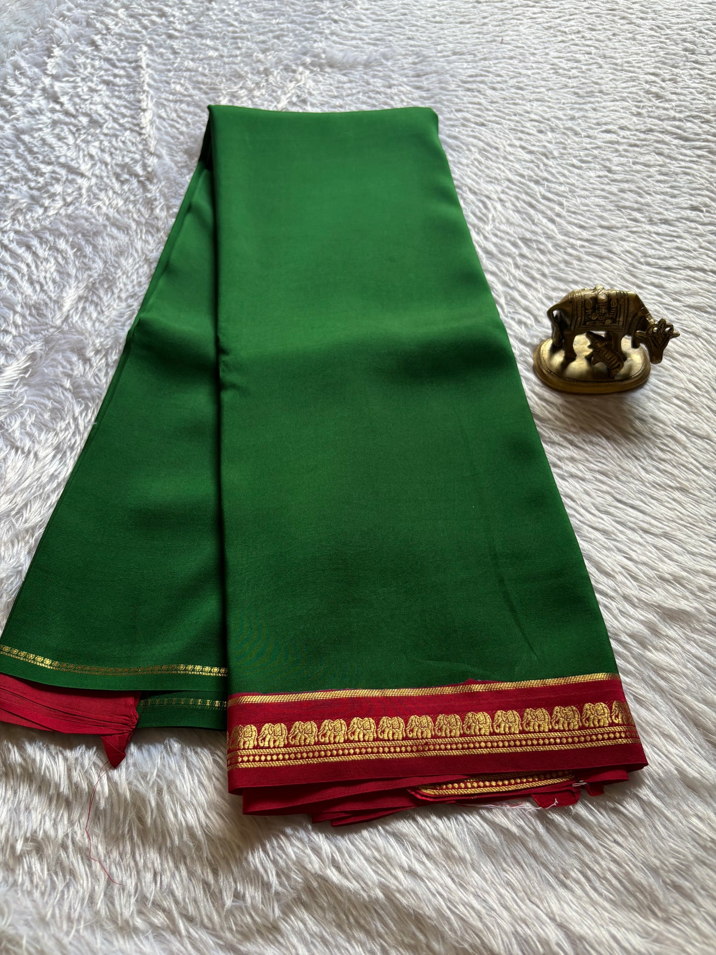 Gowri (2D) : Bottle green-red