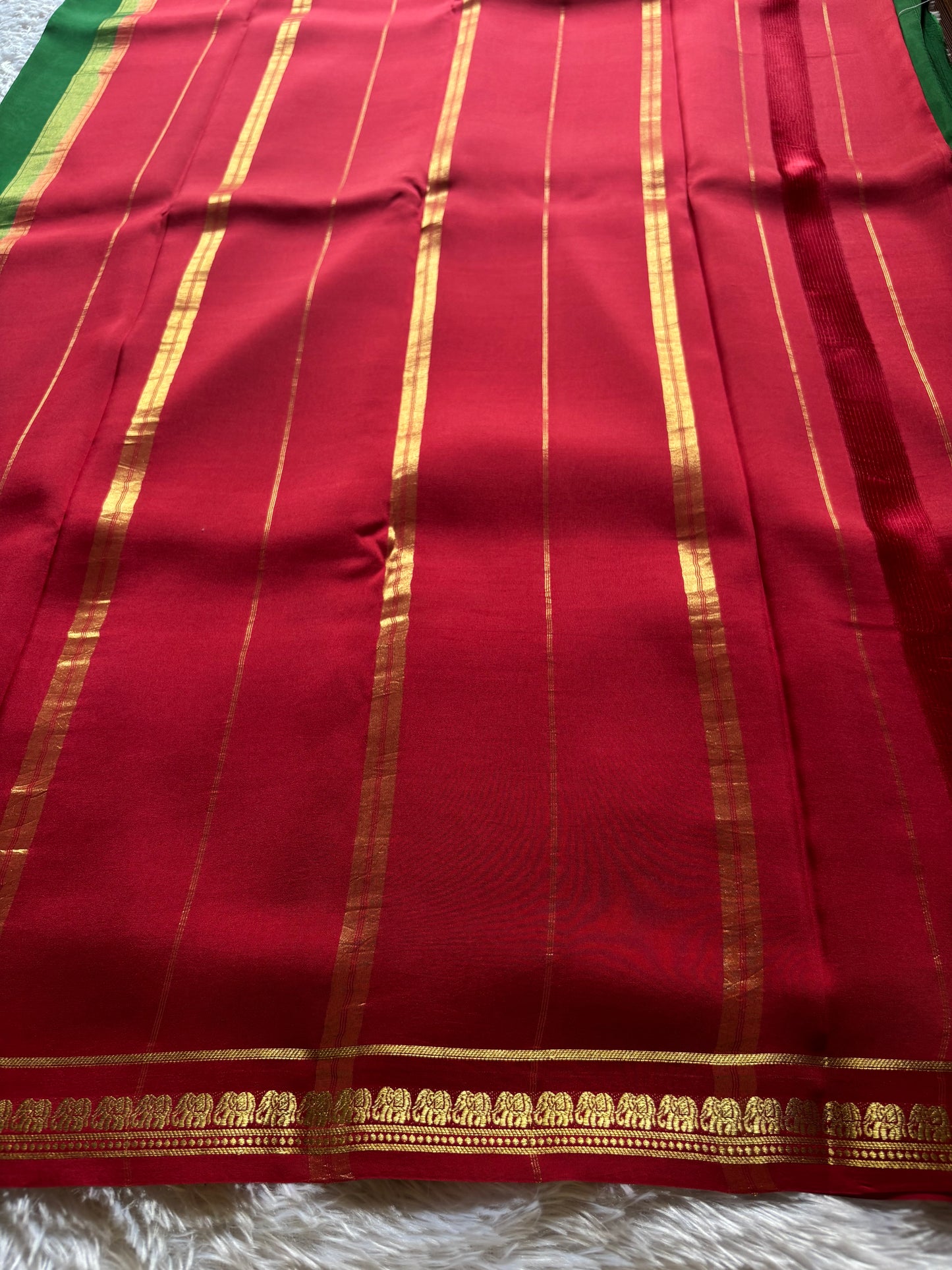 Gowri (2D) : Bottle green-red