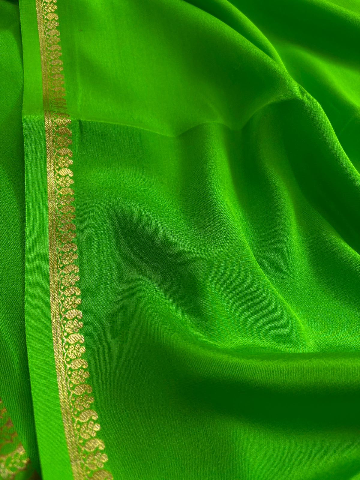 Vandana : Solid Parrot green