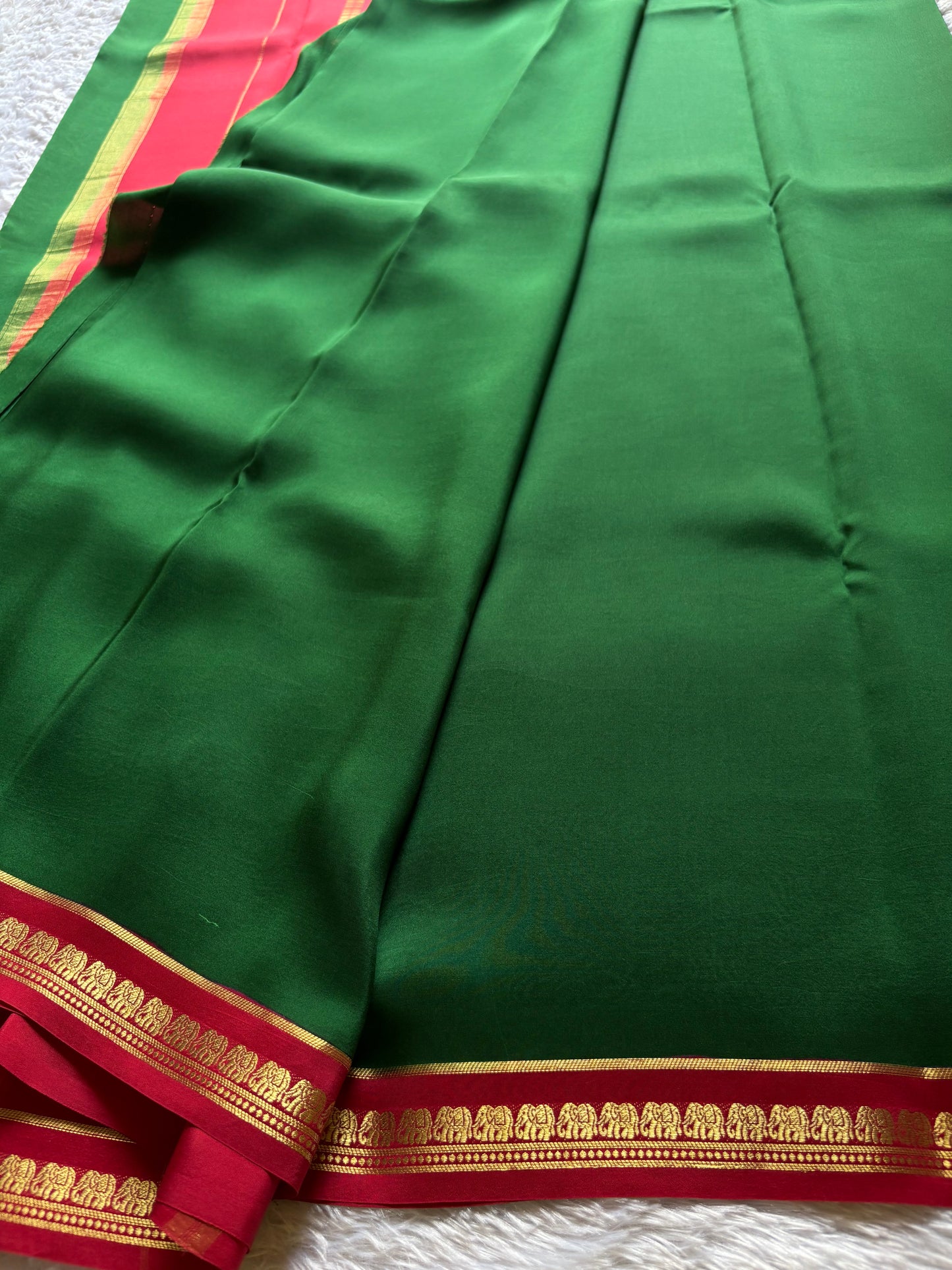 Gowri (2D) : Bottle green-red