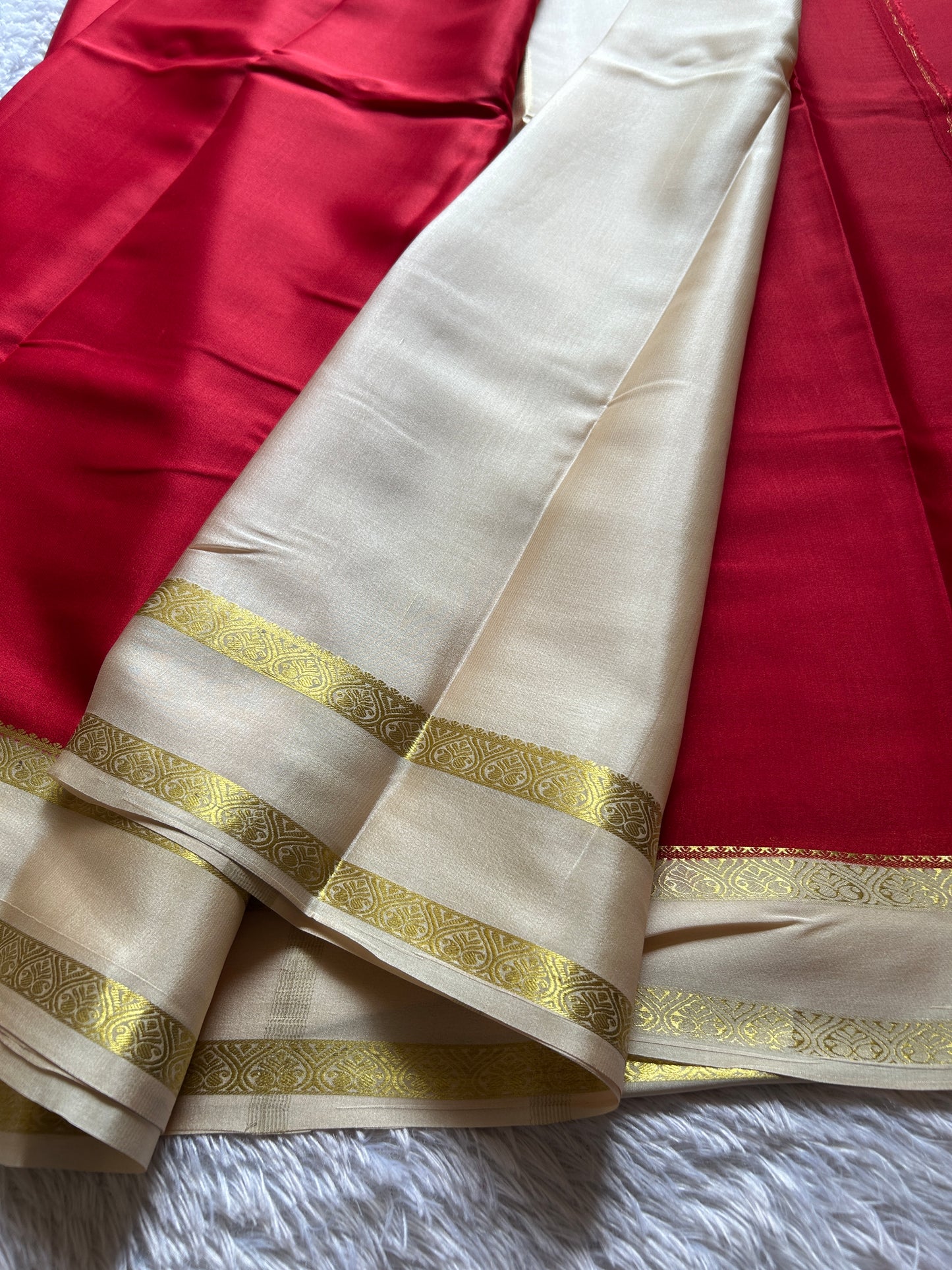 Vinaya (2D) : Red-off white
