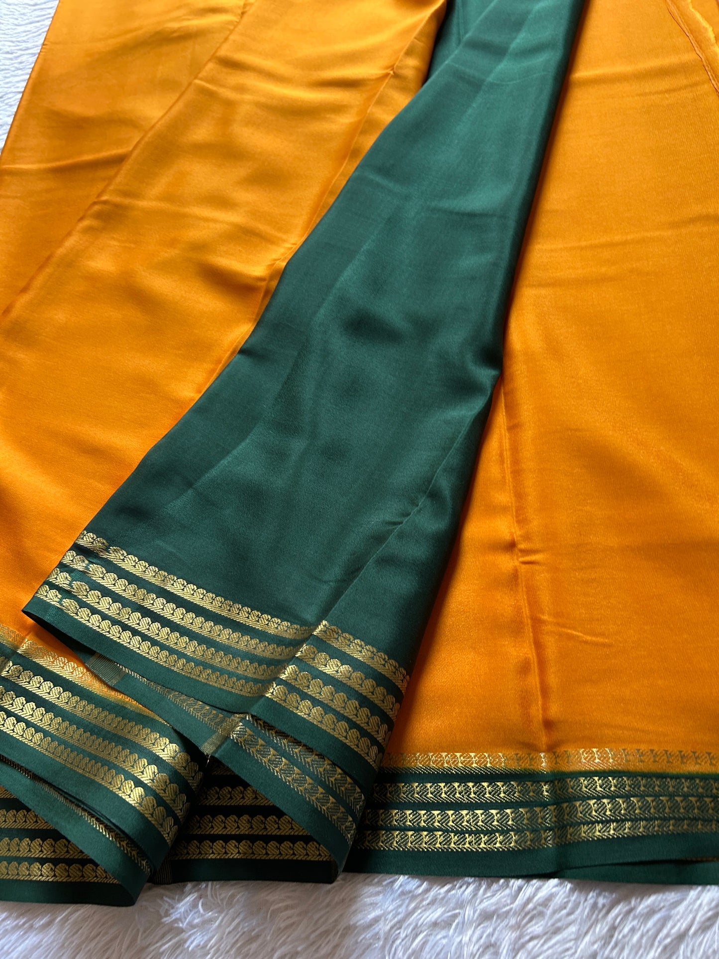Aragini (2D) : sunset yellow-bottle green