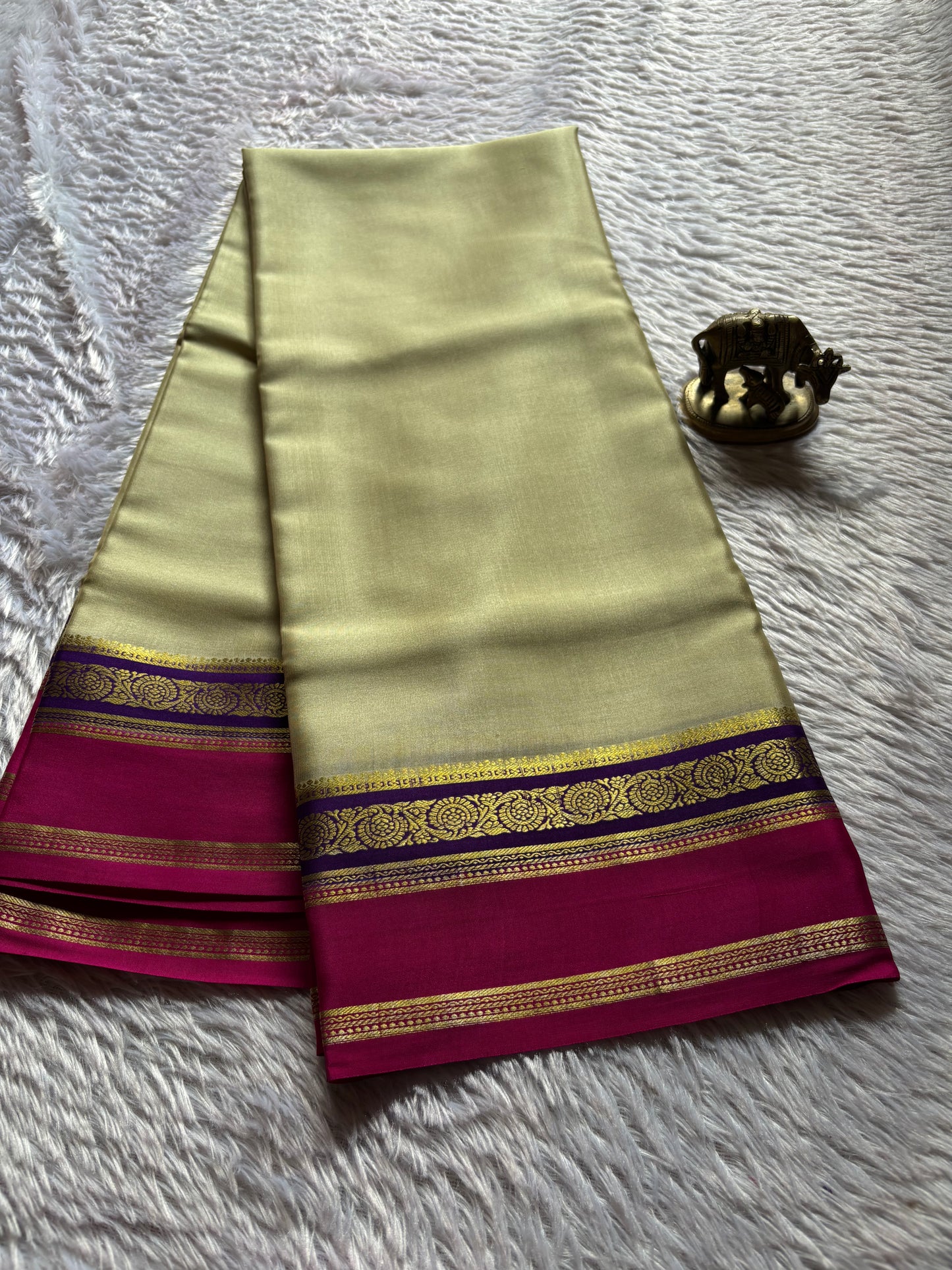 Tara (3D) : Creamish beige-violet-rani pink