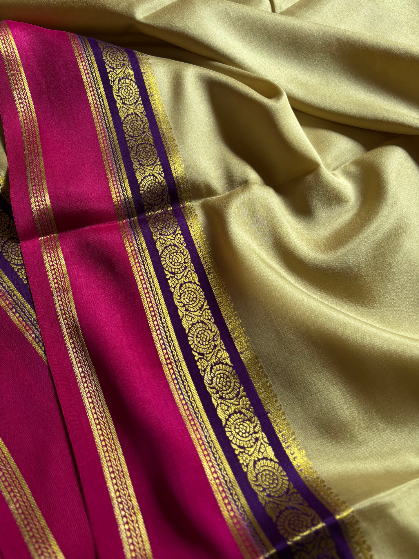 Tara (3D) : Creamish beige-violet-rani pink