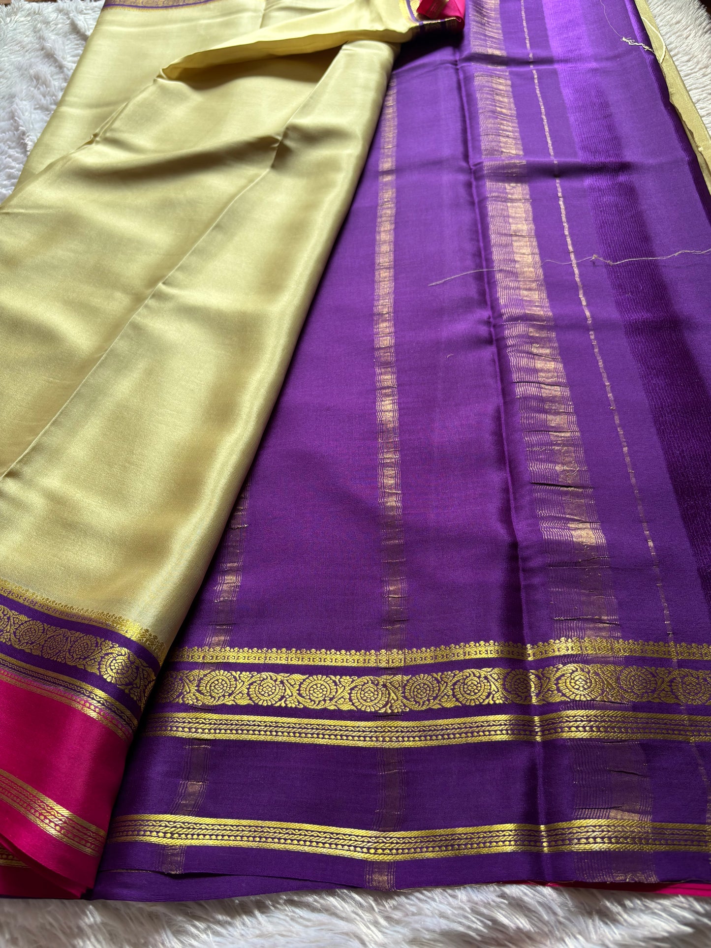 Tara (3D) : Creamish beige-violet-rani pink