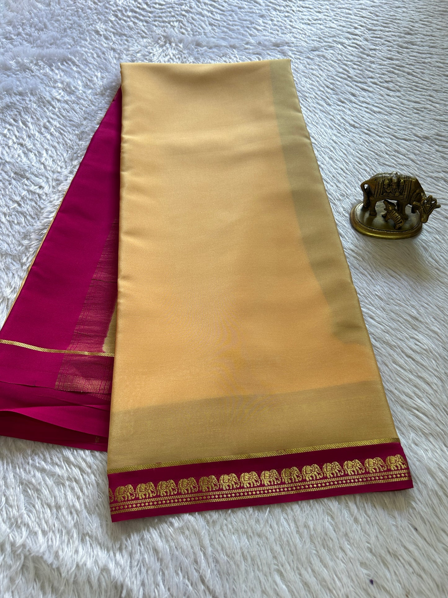 Gamani (2D) : Creamish beige-rani pink