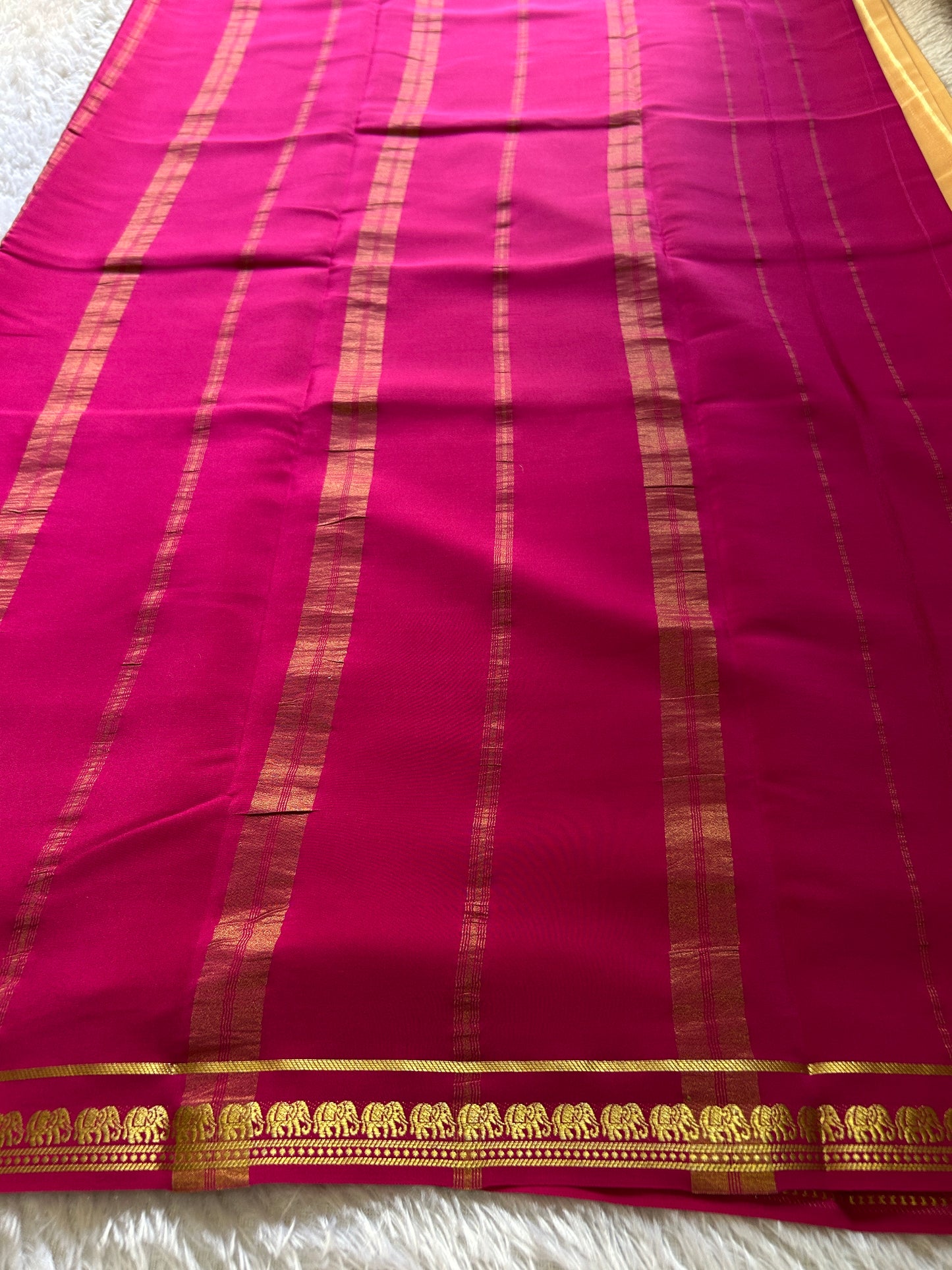 Gamani (2D) : Creamish beige-rani pink