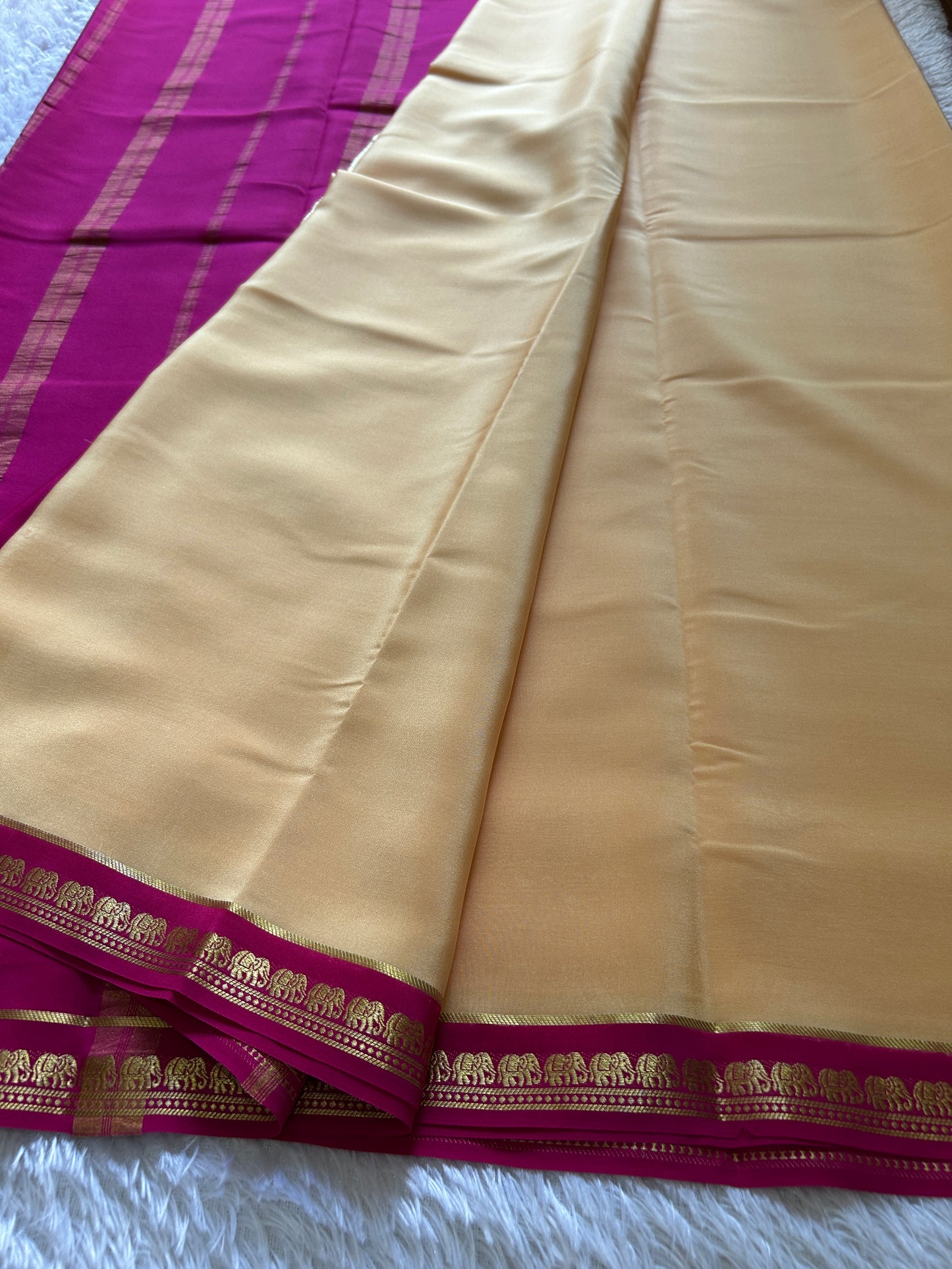 Gamani (2D) : Creamish beige-rani pink