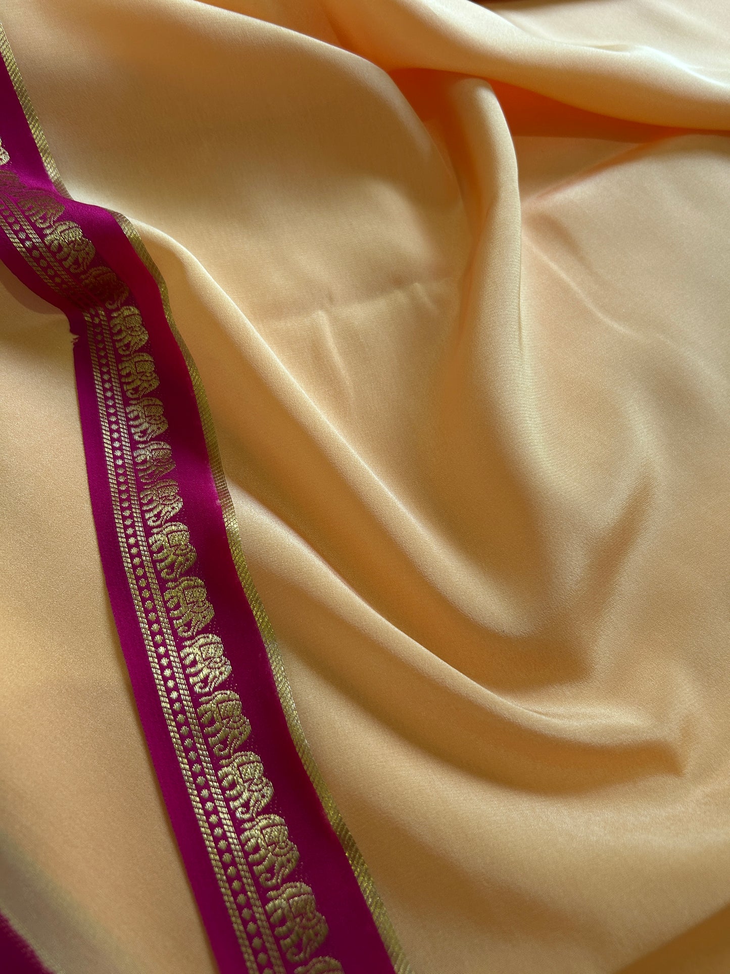 Gamani (2D) : Creamish beige-rani pink