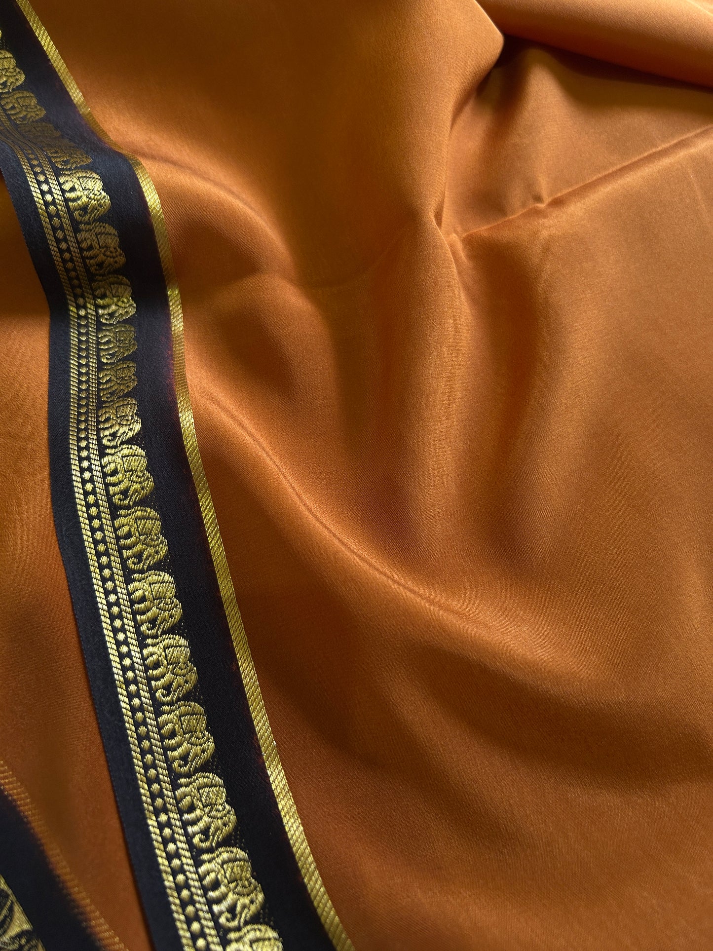 Gamani (2D) : Burnt orange-black