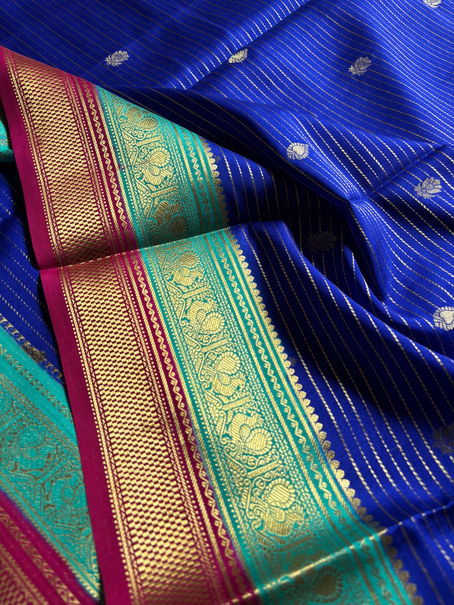 Amulya (3D) : Royal blue-sea blue-dark pink