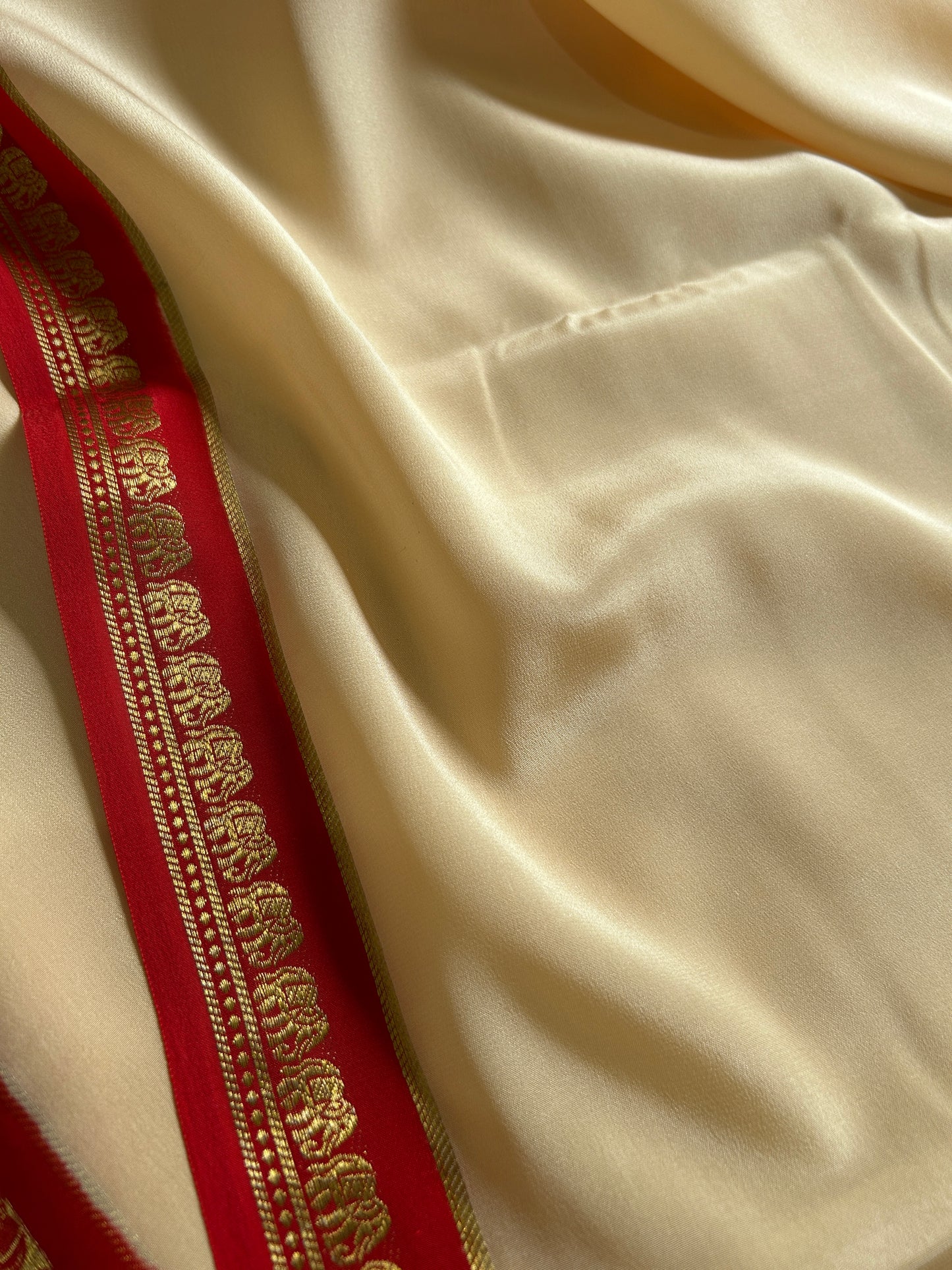 Gamani (2D) : Off white-red