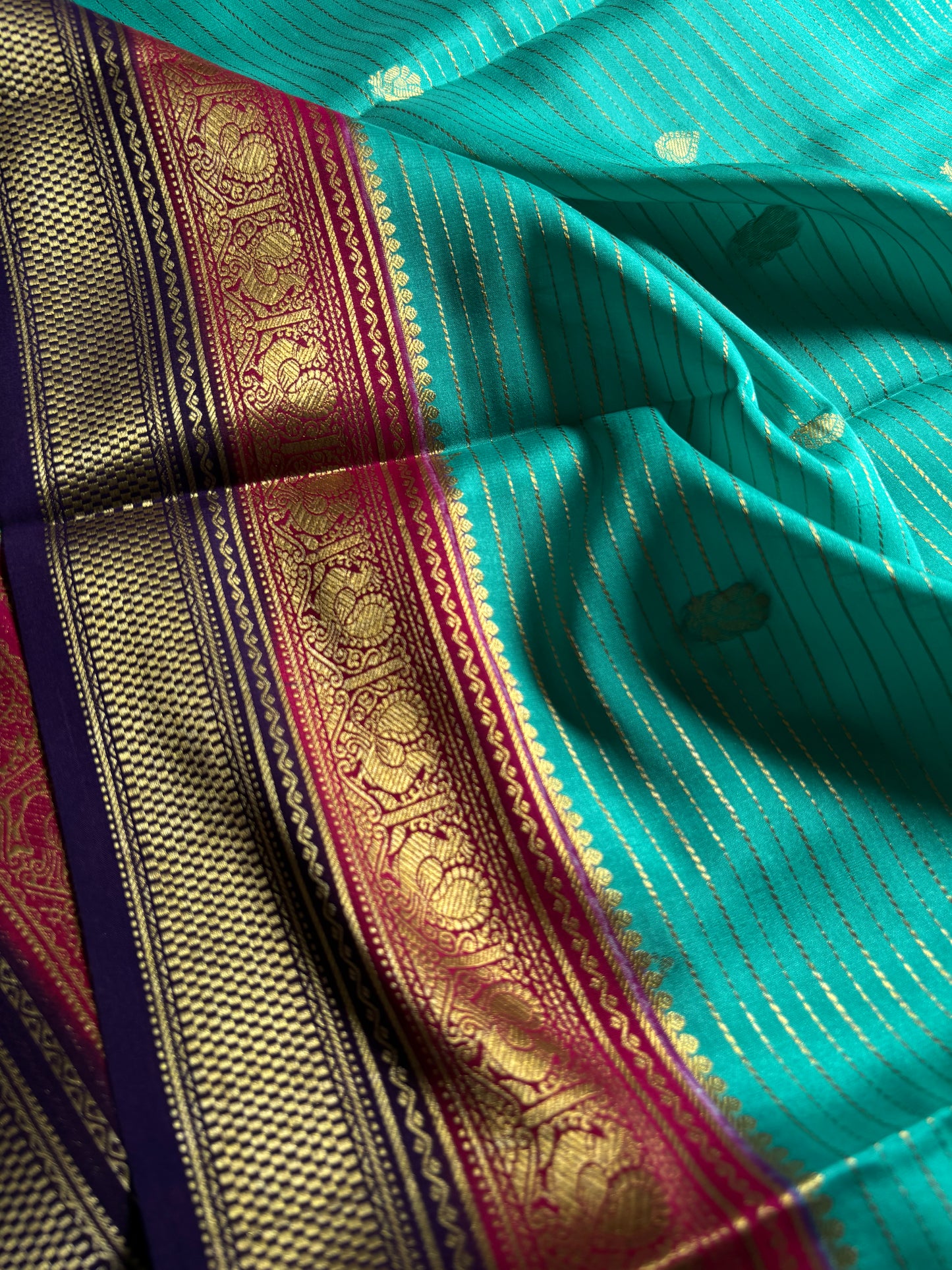 Amulya (3D) : Sea blue-dark pink-deep blue