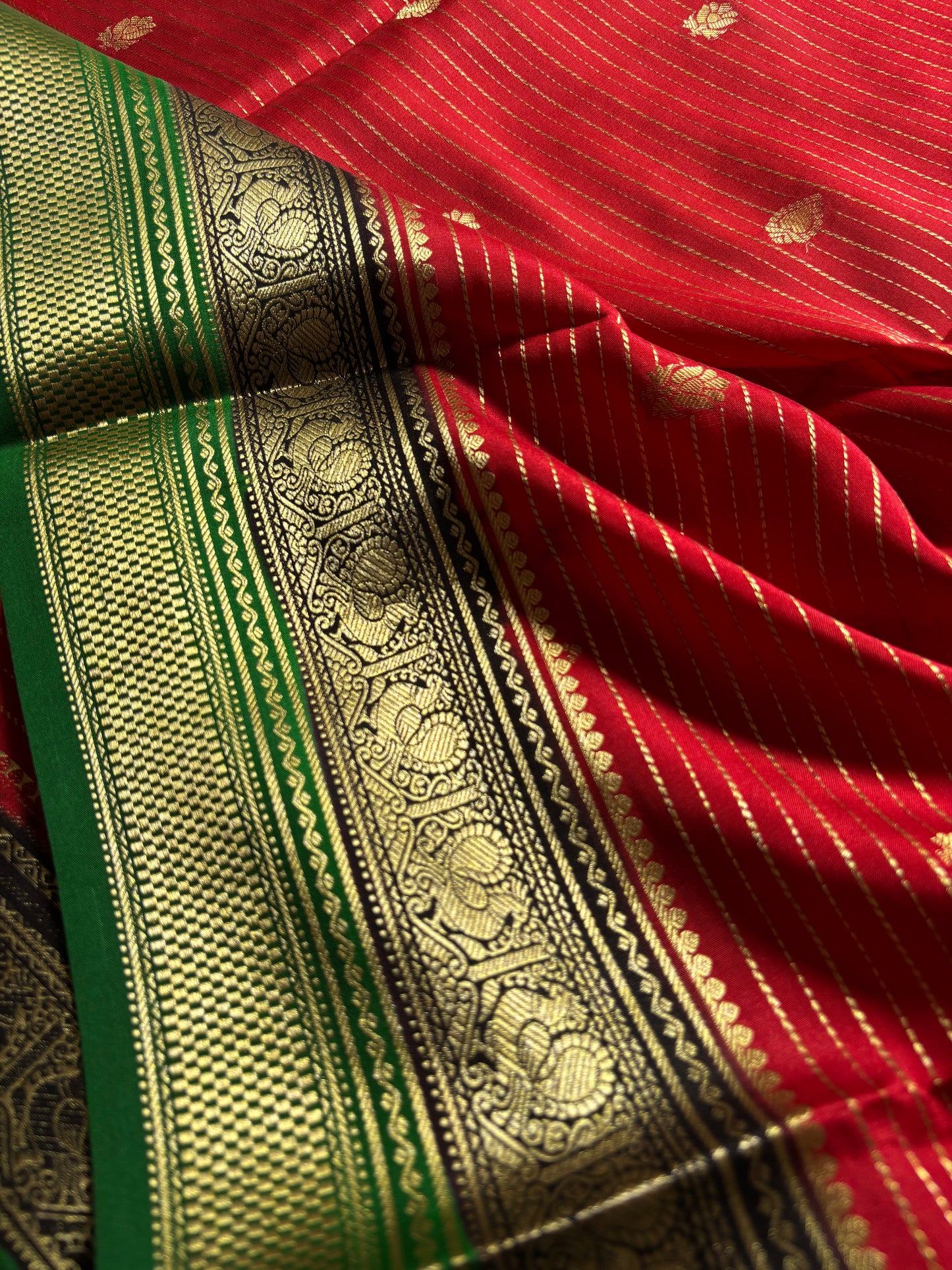 Amulya (3D) : Red-black-green
