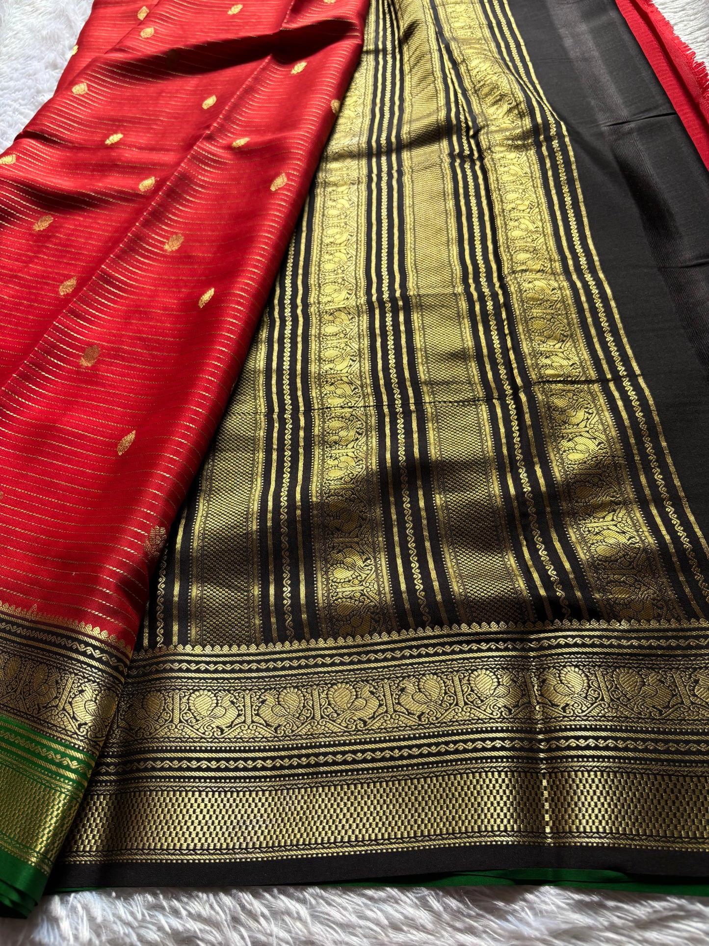 Amulya (3D) : Red-black-green