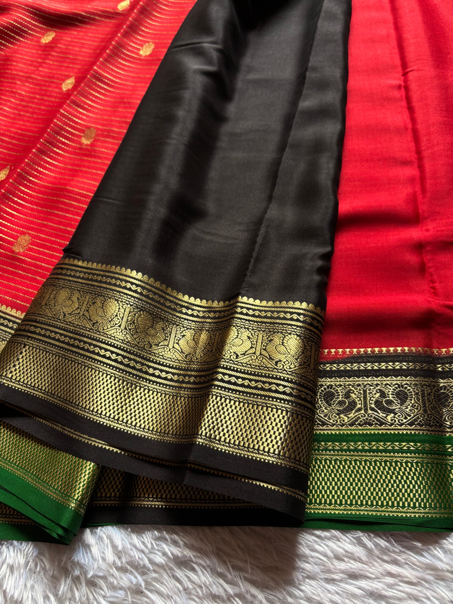 Amulya (3D) : Red-black-green